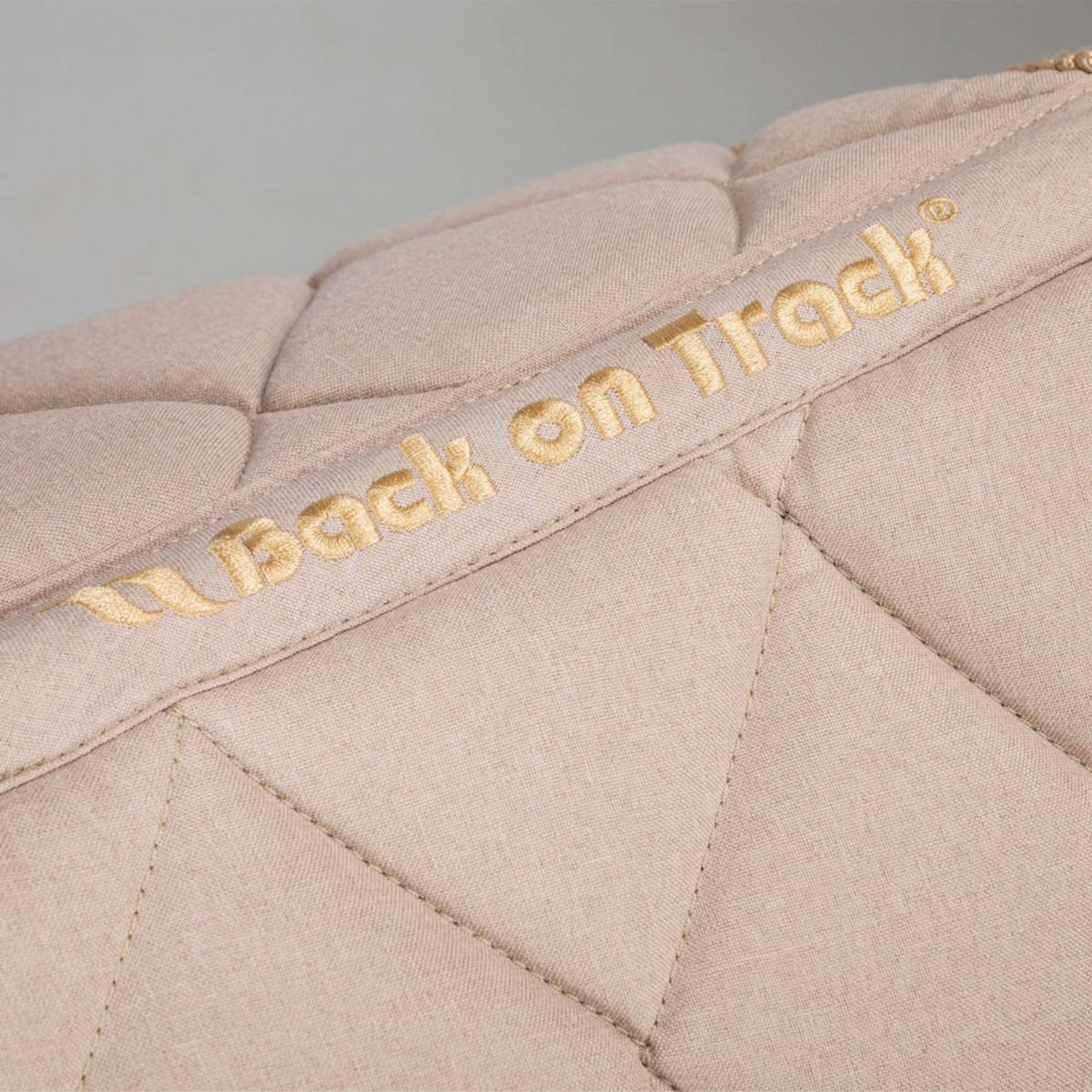 Back on Track Tapis de Selle Haze Dressage Beige clair - Image 7