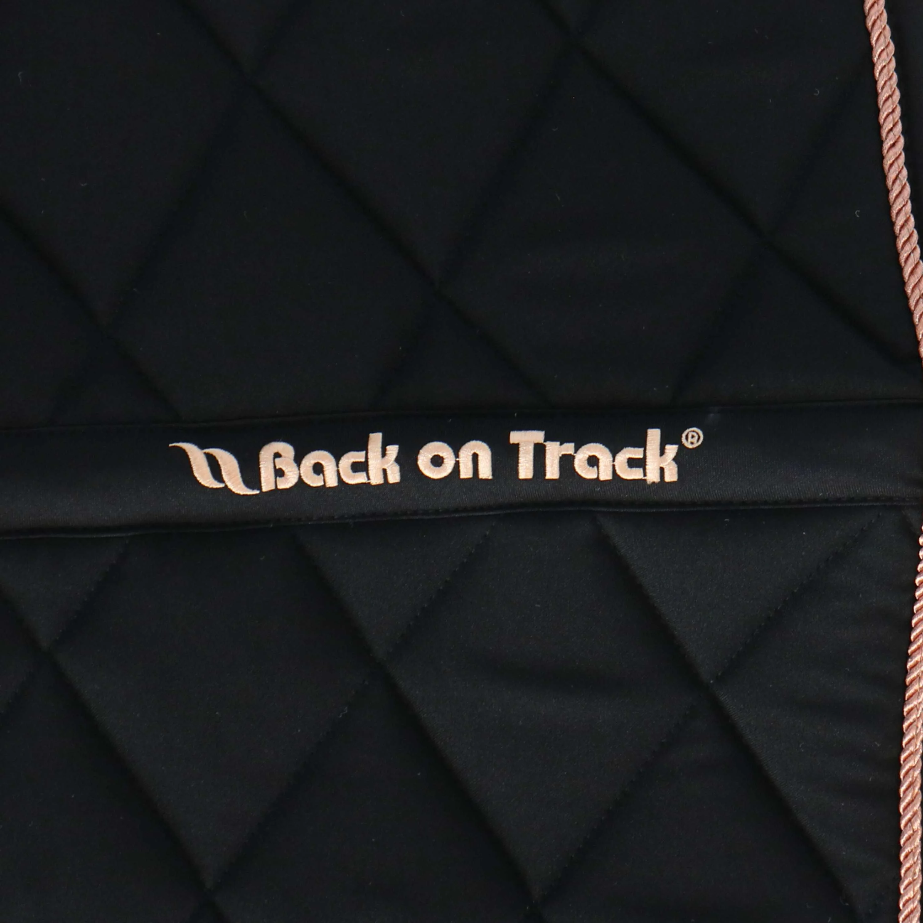 Back on Track Tapis de Selle Haze Dressage Noir/Or Rose - Image 6