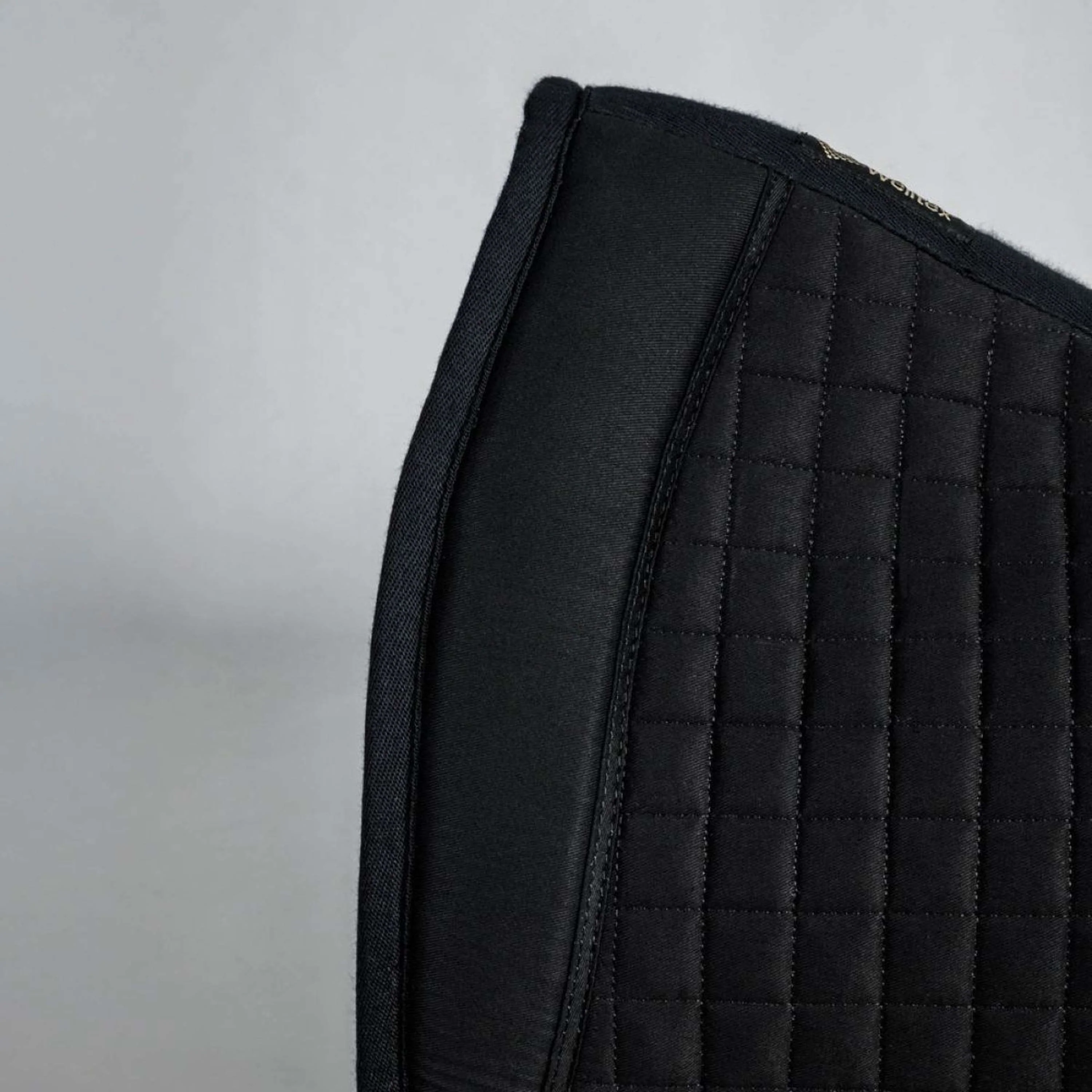 Back on Track Tapis de Selle No. III Dressage Noir - Image 3