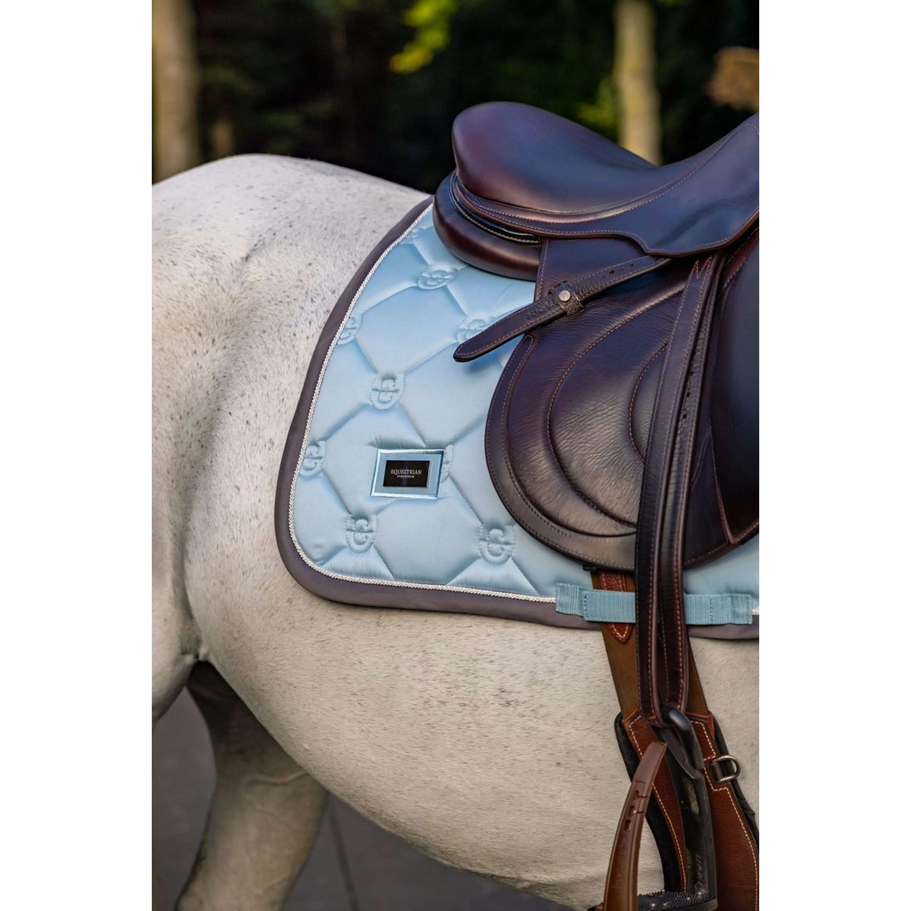 Equestrian Stockholm Tapis de Selle de Saut Ice Blue - Image 3