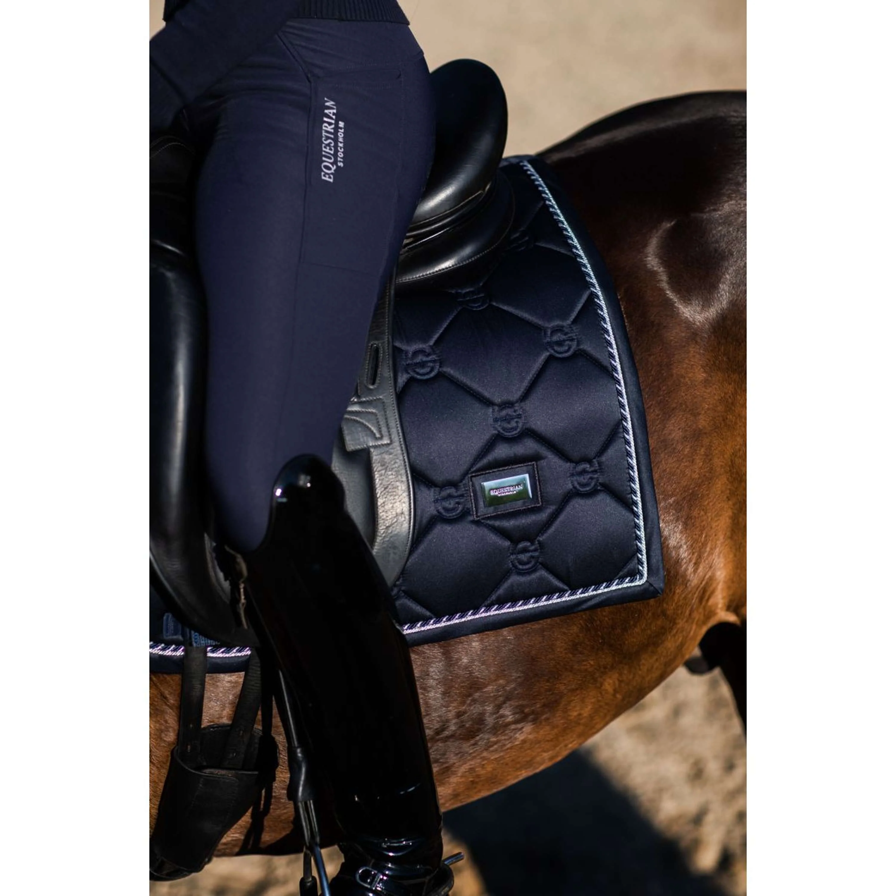 Equestrian Stockholm Tapis de Selle Dressage Black Edition - Image 7