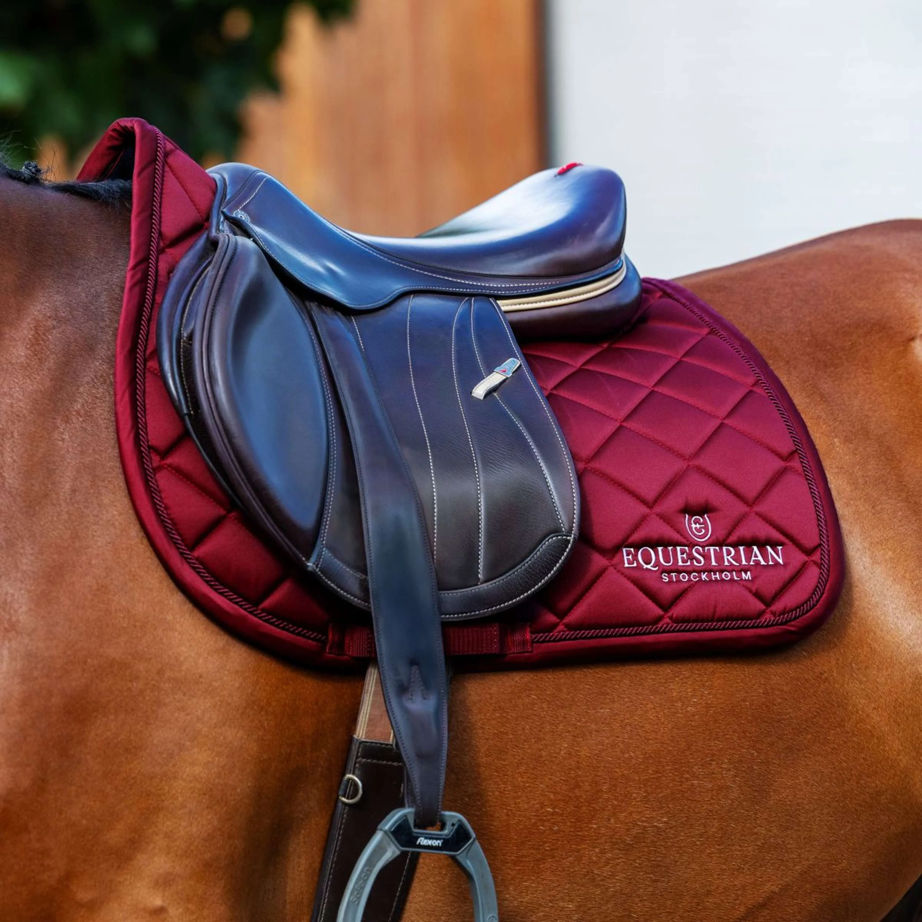 Equestrian Stockholm Tapis de Selle Line de Saut Bordeaux - Image 2