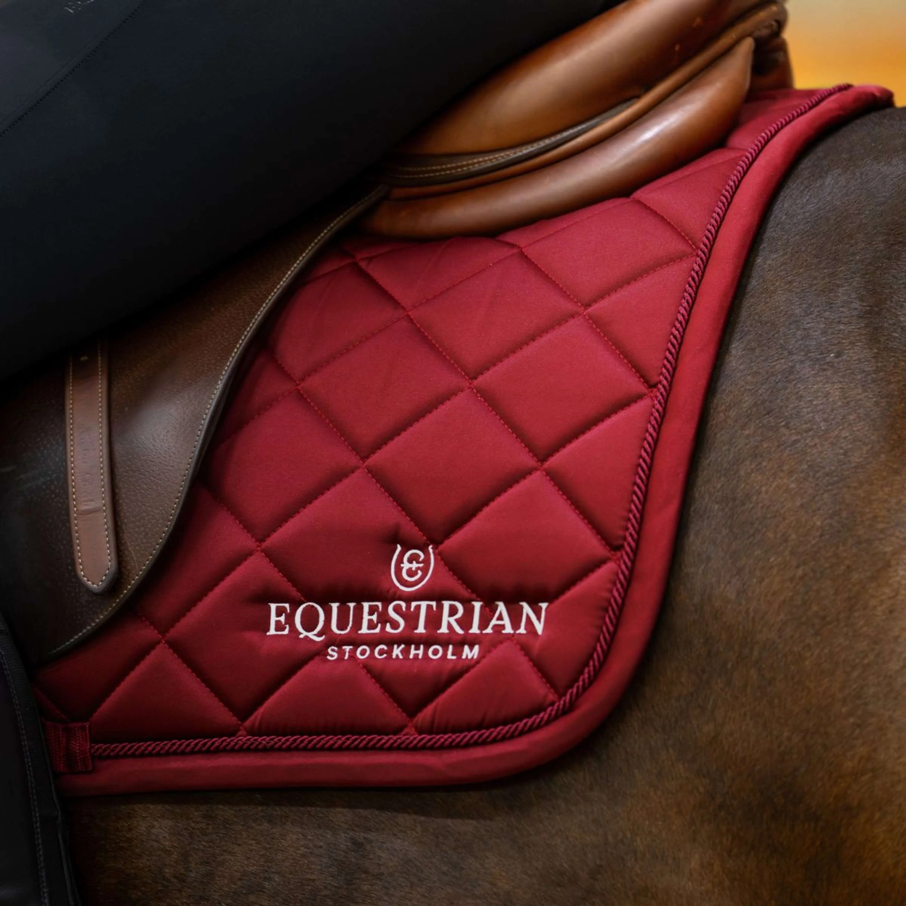 Equestrian Stockholm Tapis de Selle Line de Saut Bordeaux - Image 4