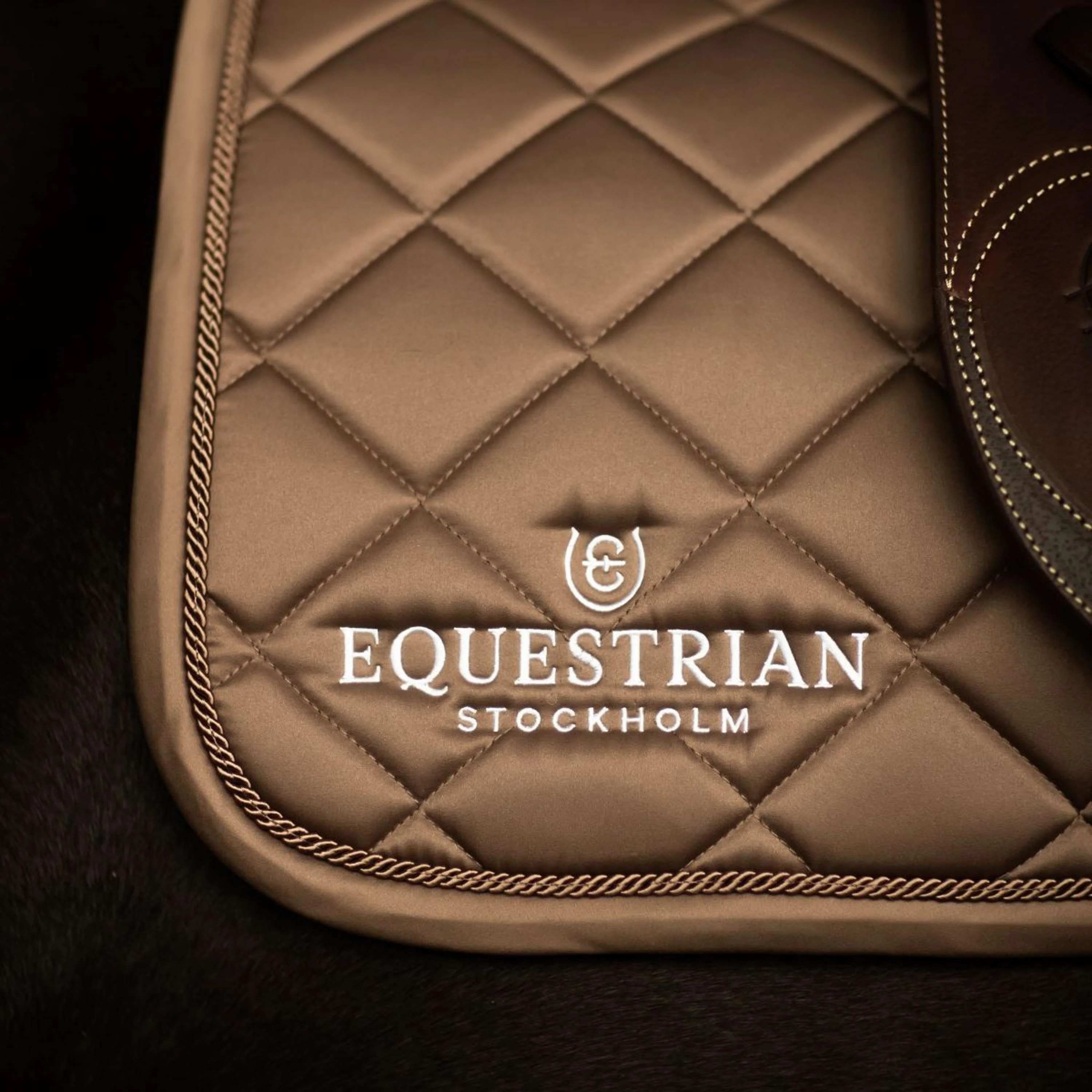 Equestrian Stockholm Tapis de Selle Line de Saut Champagne - Image 3