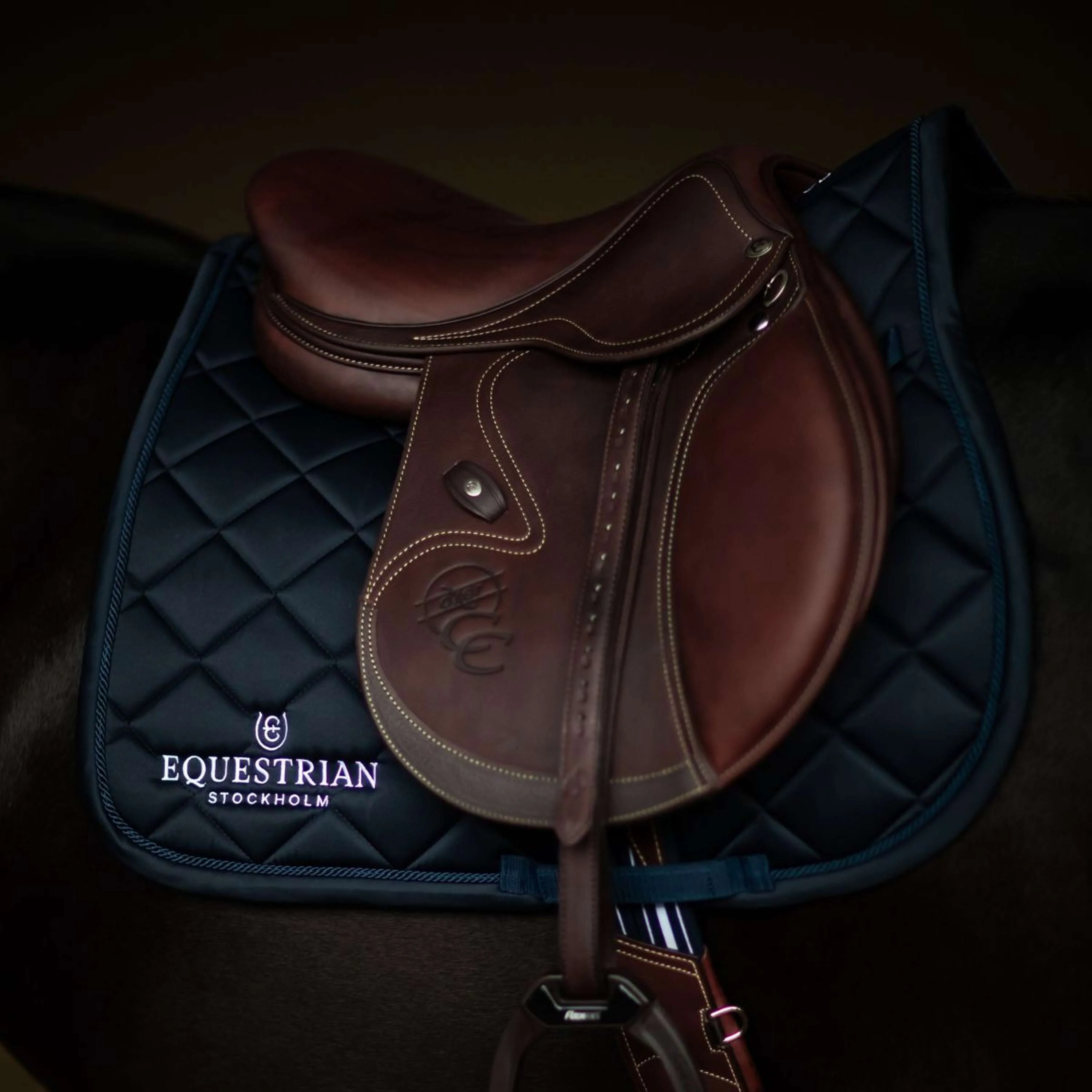 Equestrian Stockholm Tapis de Selle Line de Saut Marin - Image 2
