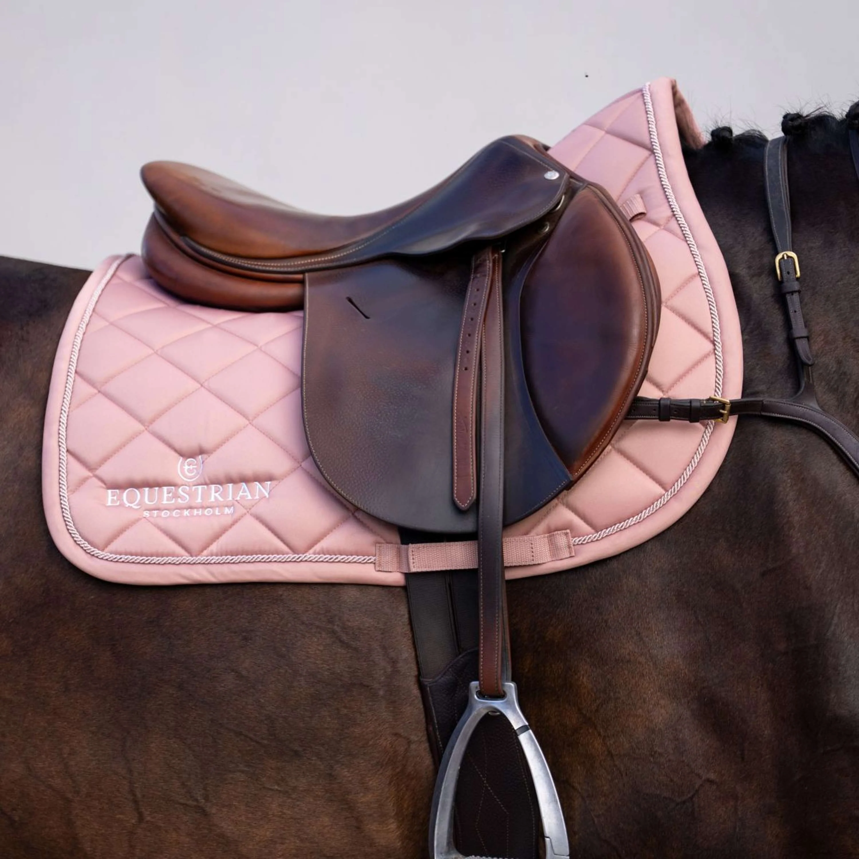 Equestrian Stockholm Tapis de Selle Line de Saut Rose - Image 2