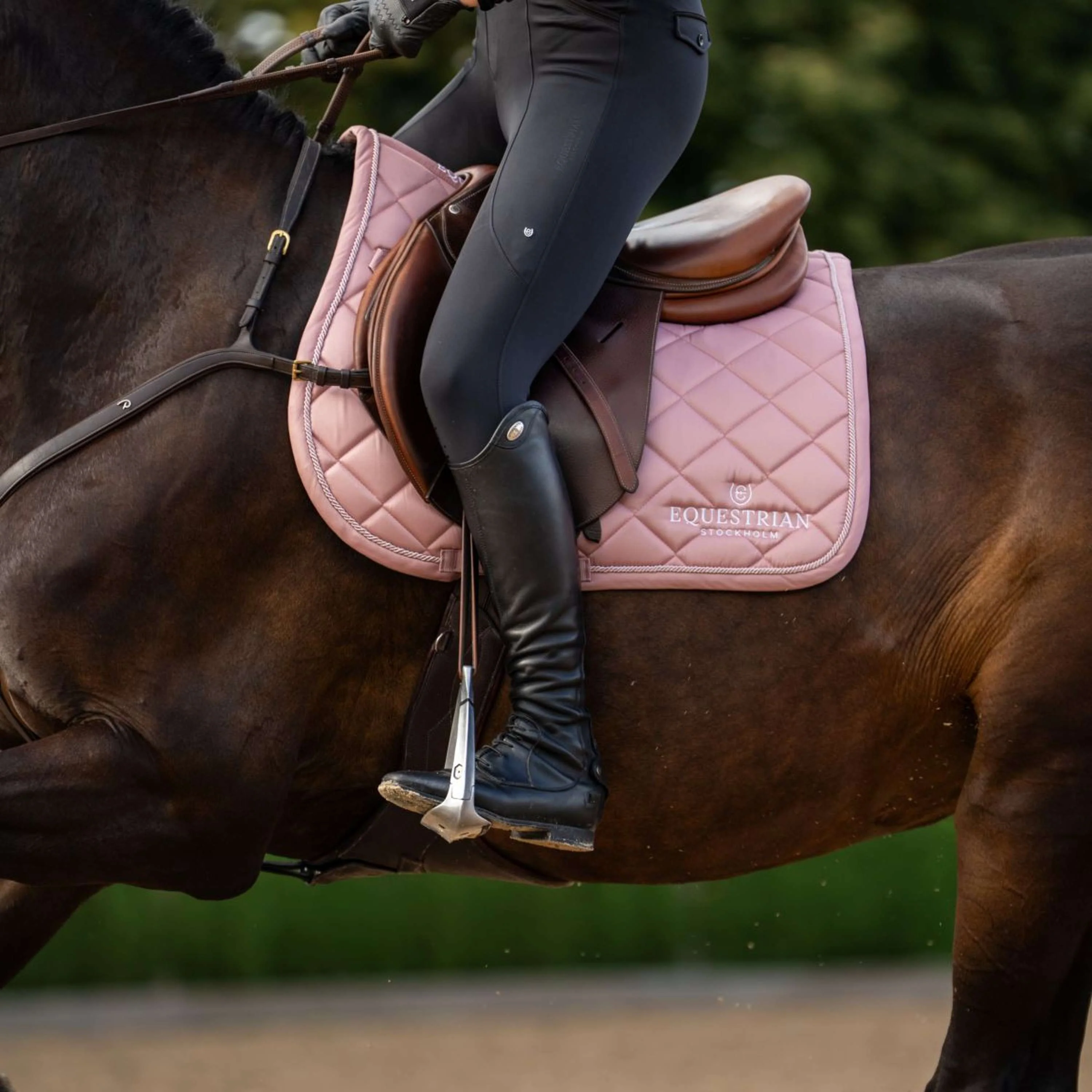 Equestrian Stockholm Tapis de Selle Line de Saut Rose - Image 6