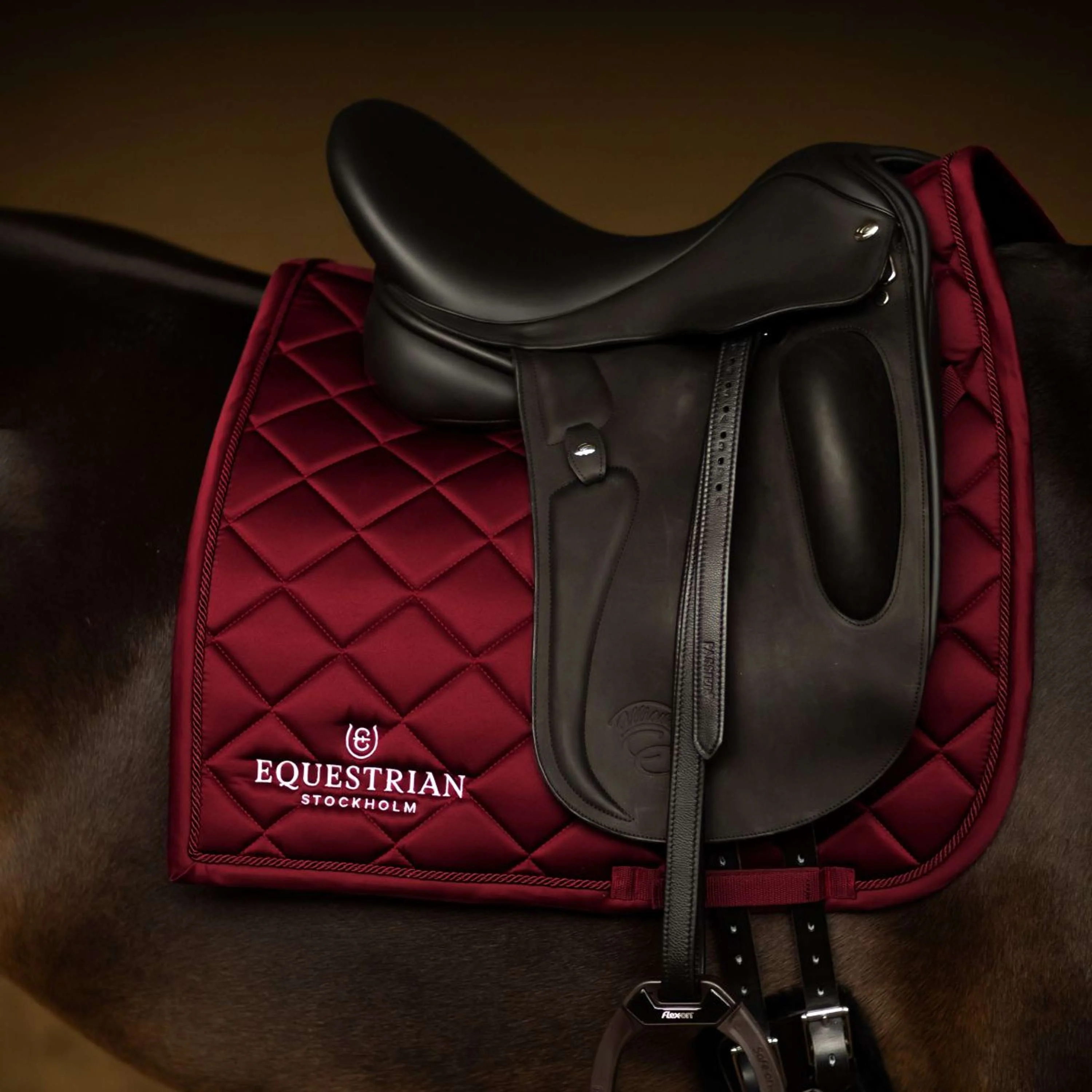 Equestrian Stockholm Tapis de Selle Line Dressage Bordeaux - Image 2