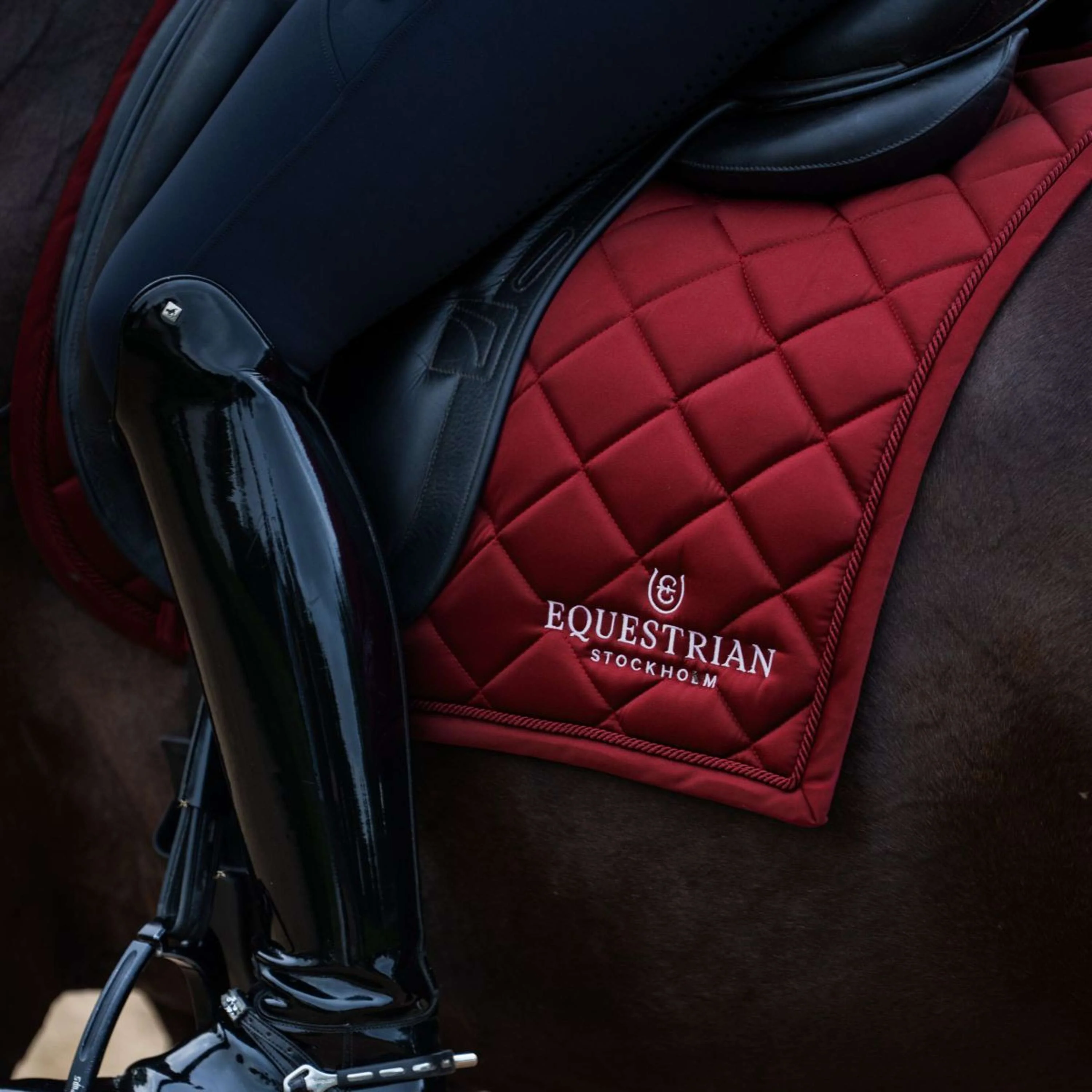 Equestrian Stockholm Tapis de Selle Line Dressage Bordeaux - Image 6