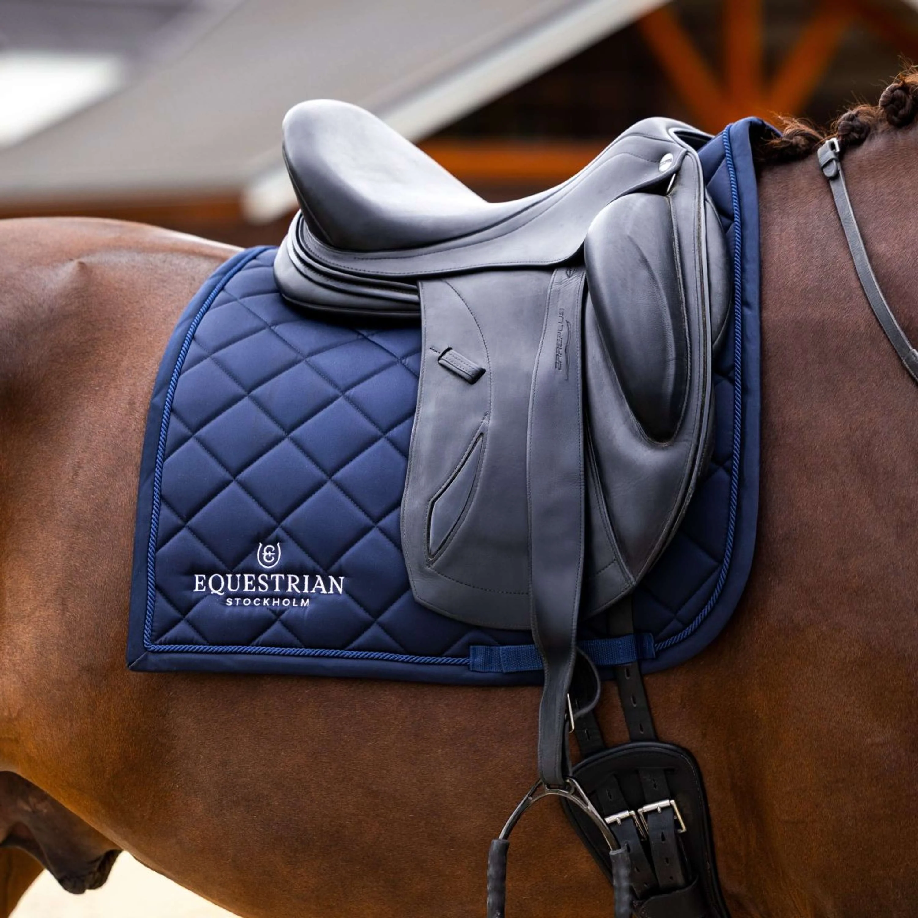 Equestrian Stockholm Tapis de Selle Line Dressage Marin - Image 2