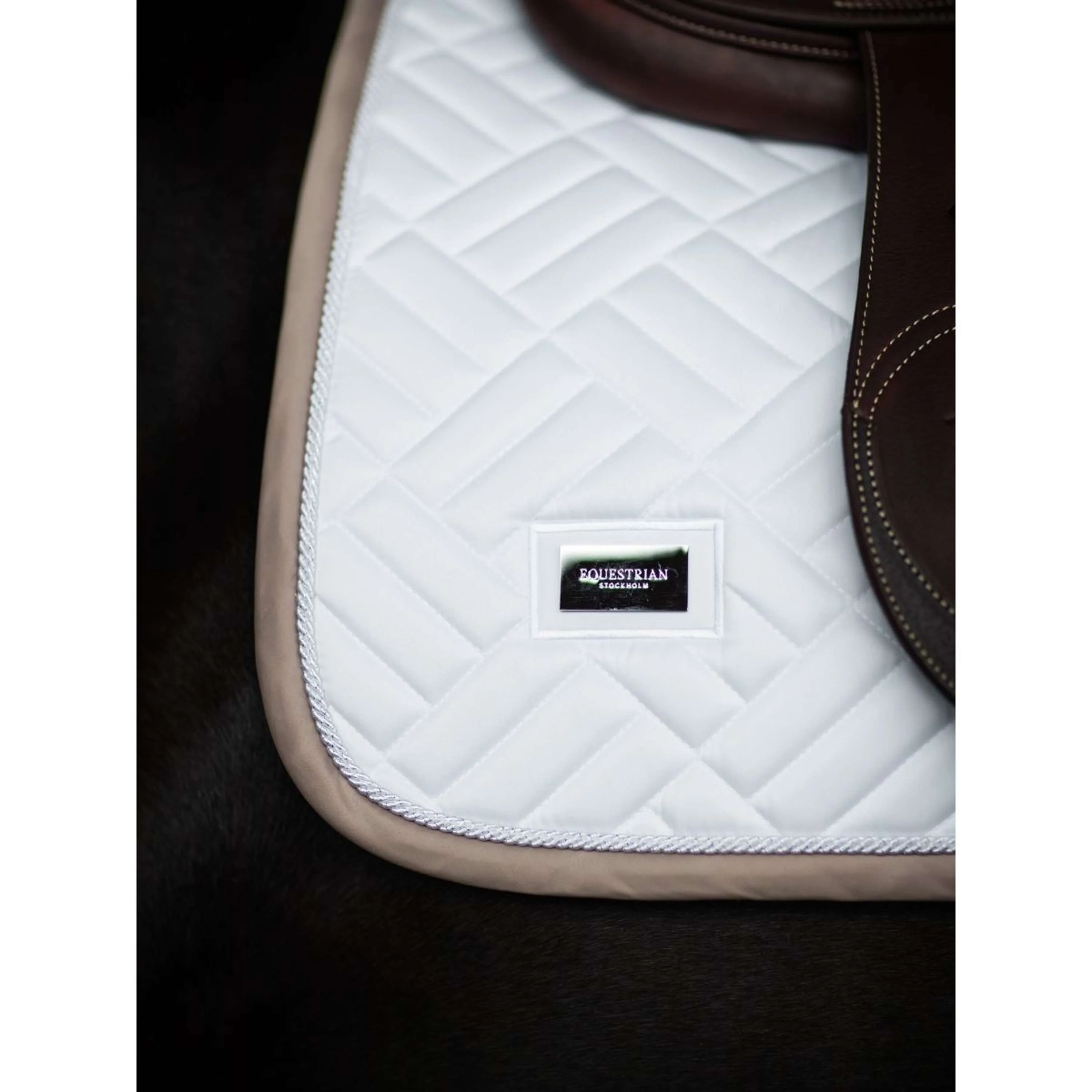 Equestrian Stockholm Tapis de Selle Modern de Saut White Sand - Image 4