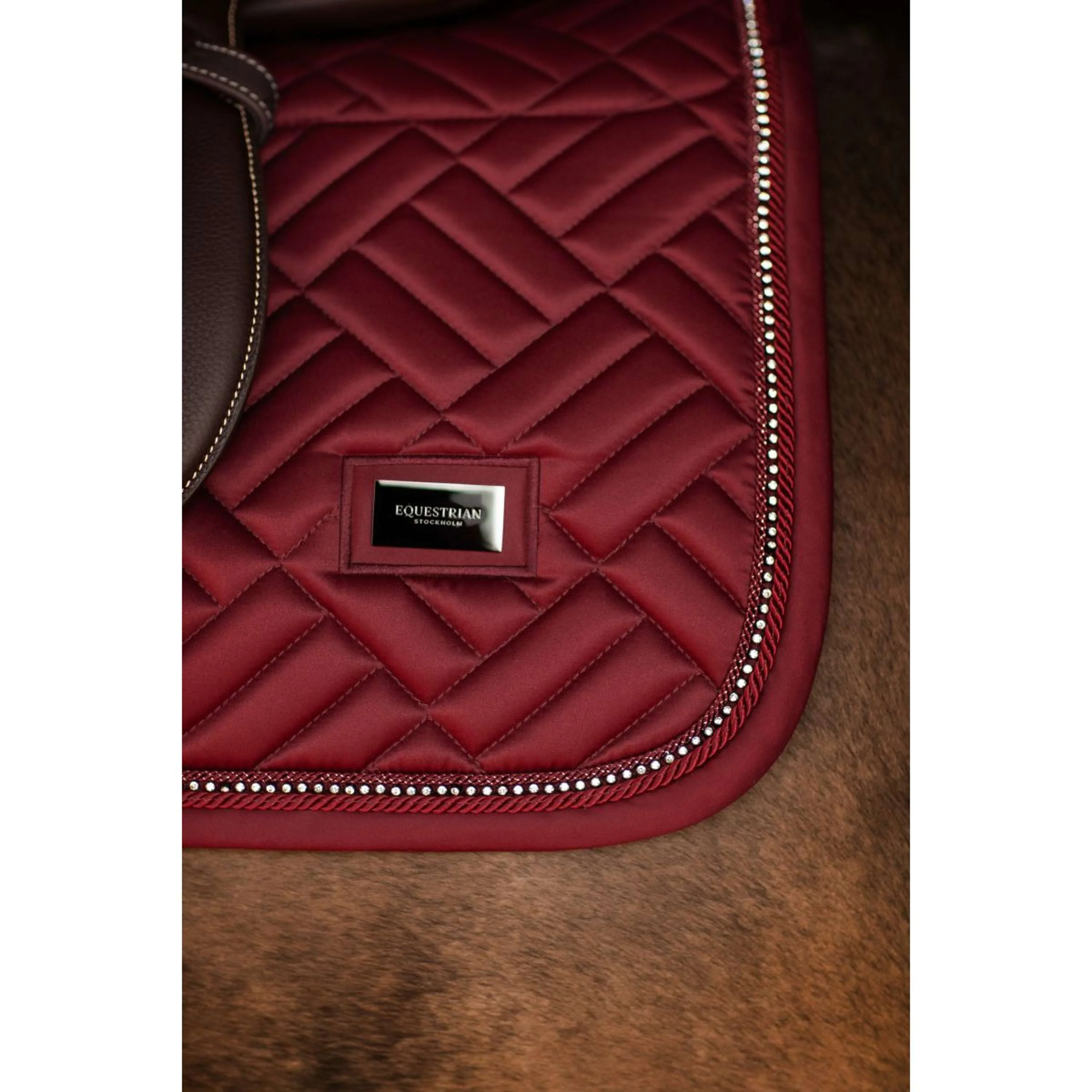 Equestrian Stockholm Tapis de Selle Vegan Fur de Saut Crystal Bordeaux - Image 3