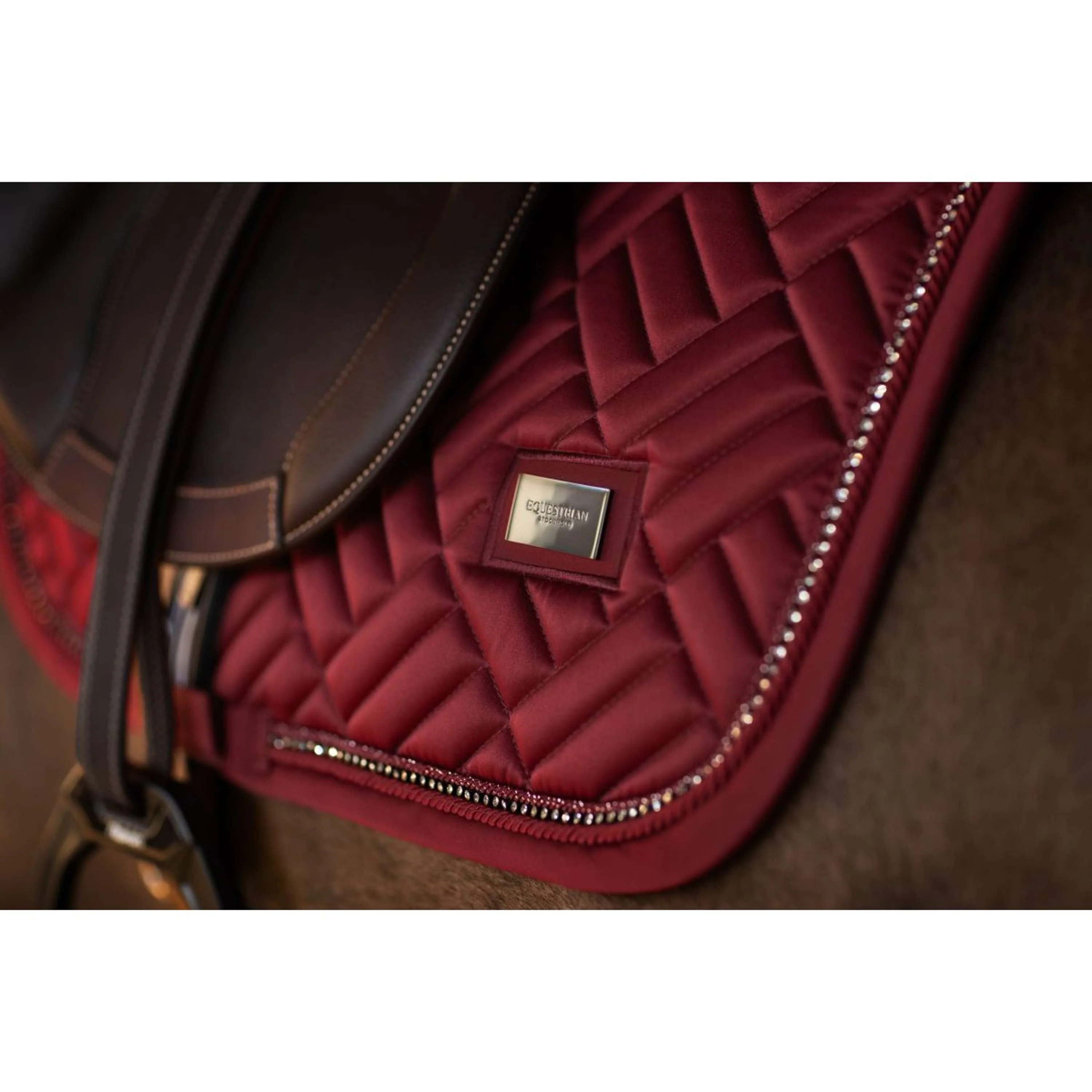Equestrian Stockholm Tapis de Selle Vegan Fur de Saut Crystal Bordeaux - Image 4
