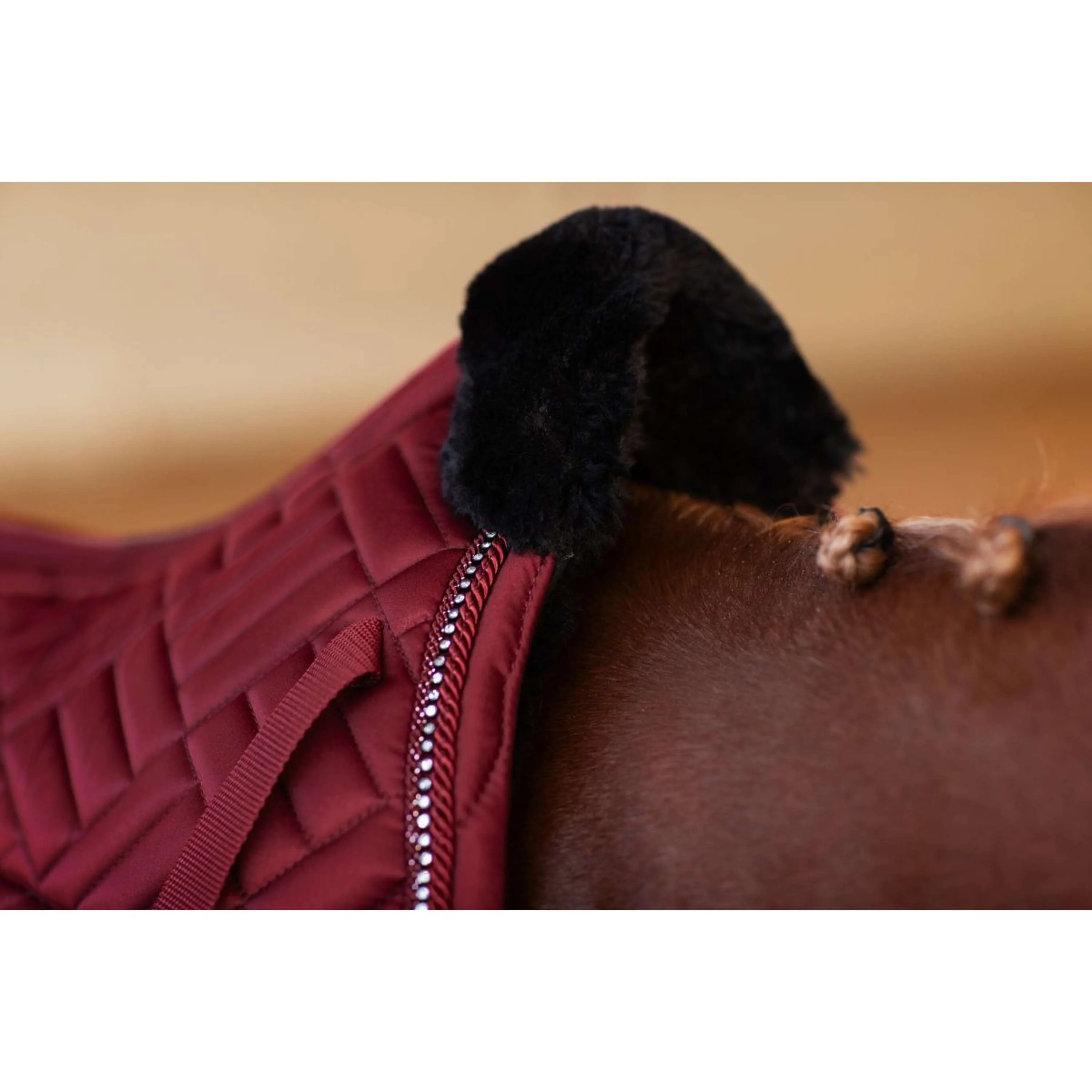 Equestrian Stockholm Tapis de Selle Vegan Fur de Saut Crystal Bordeaux - Image 5