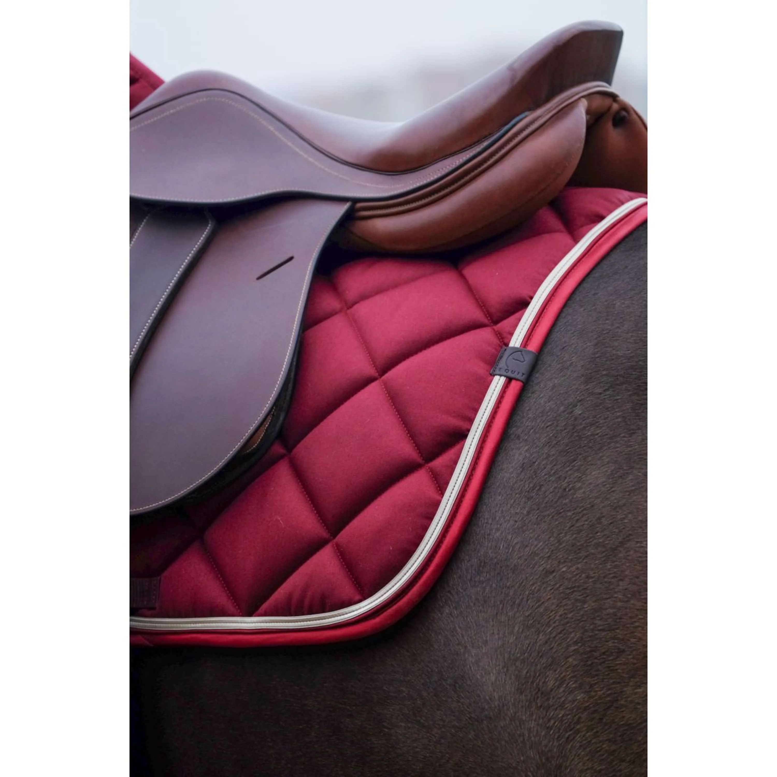EQUITHÈME Tapis de Selle Classic de Saut Bordeaux - Image 3