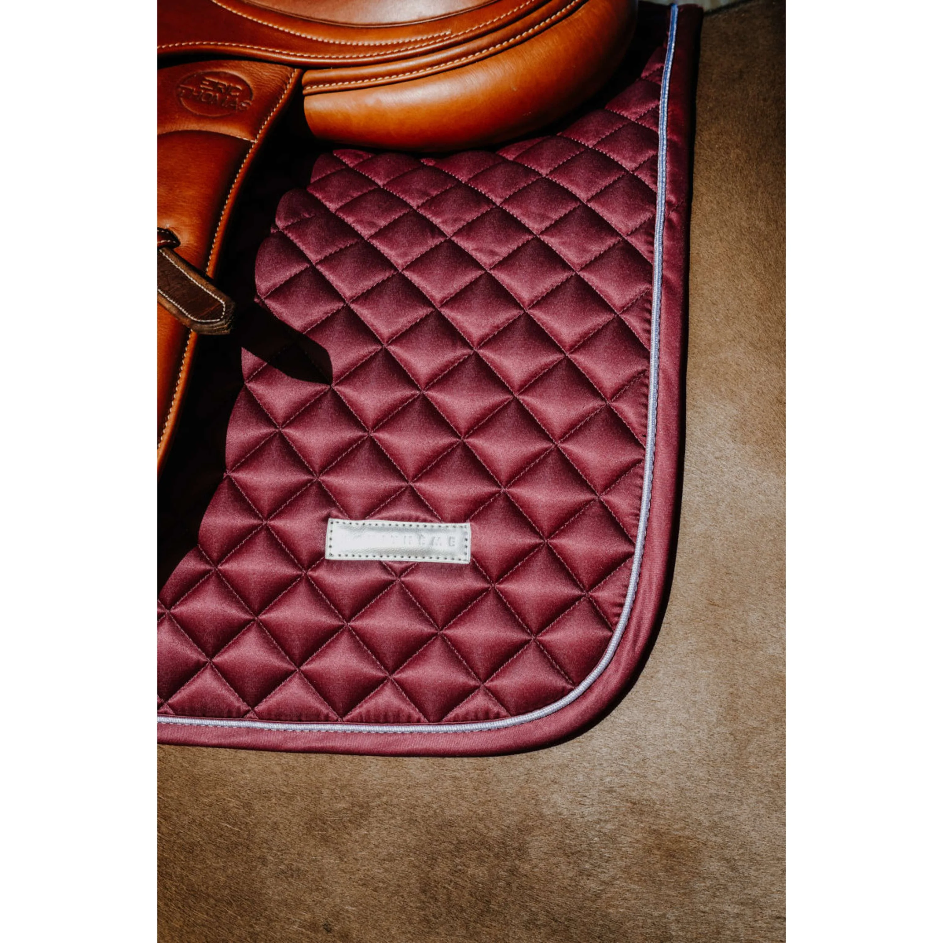 EQUITHÈME Tapis de Selle Nacre de Saut Bordeaux - Image 4