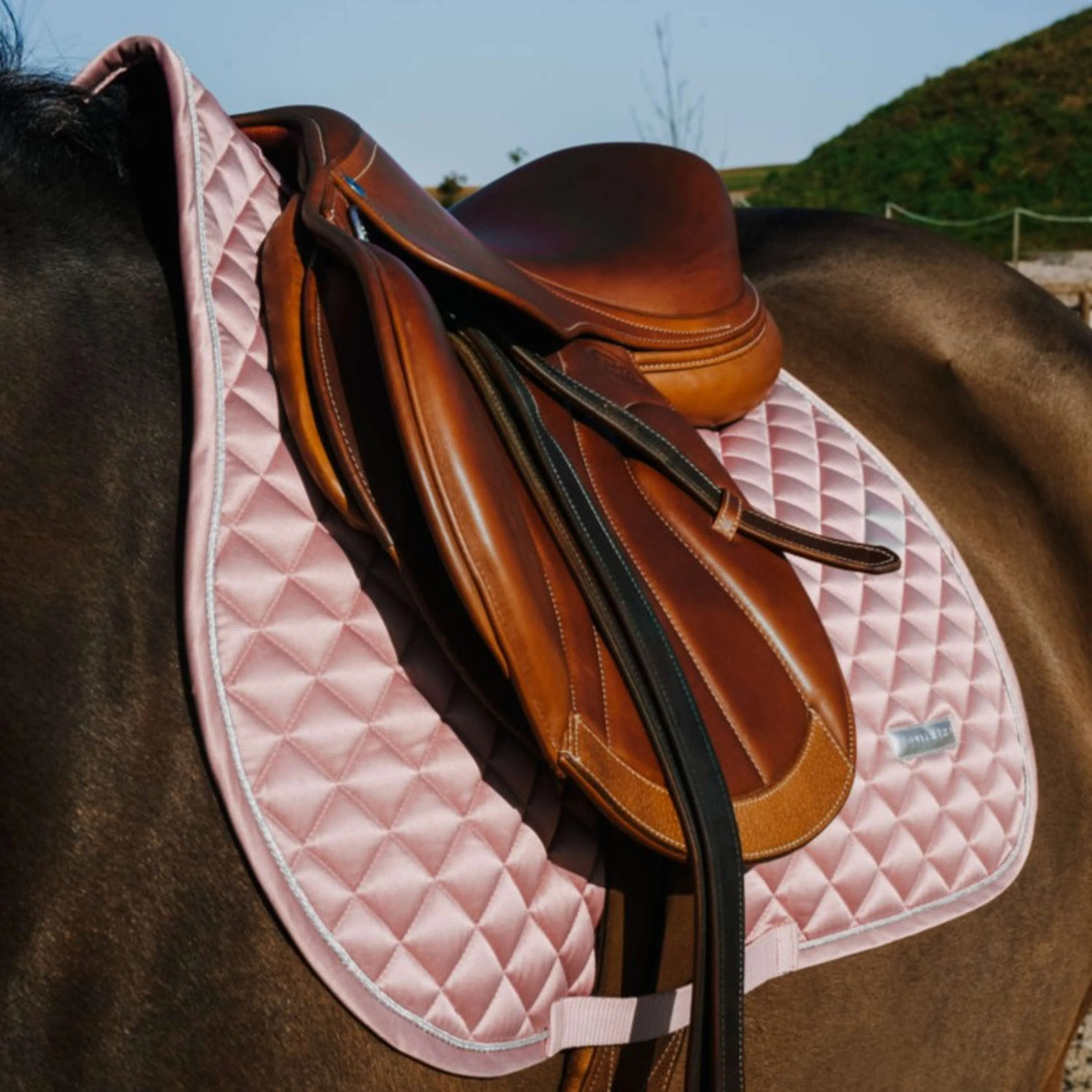 EQUITHÈME Tapis de Selle Nacre de Saut Rose - Image 3