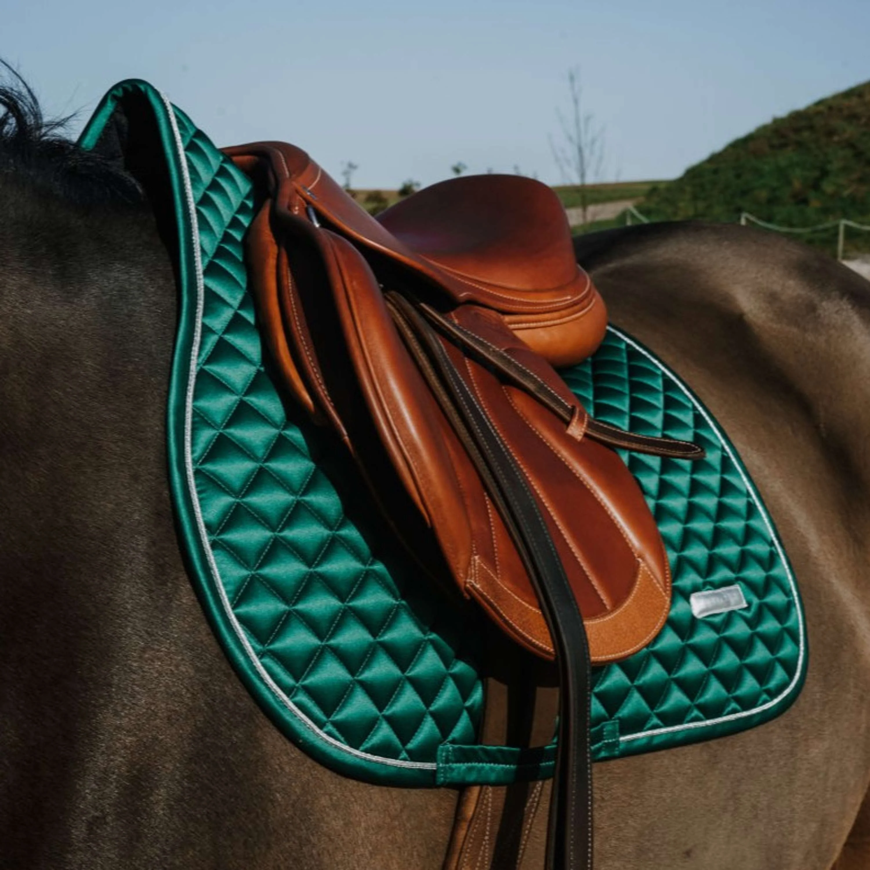 EQUITHÈME Tapis de Selle Nacre de Saut Vert Foncé - Image 3