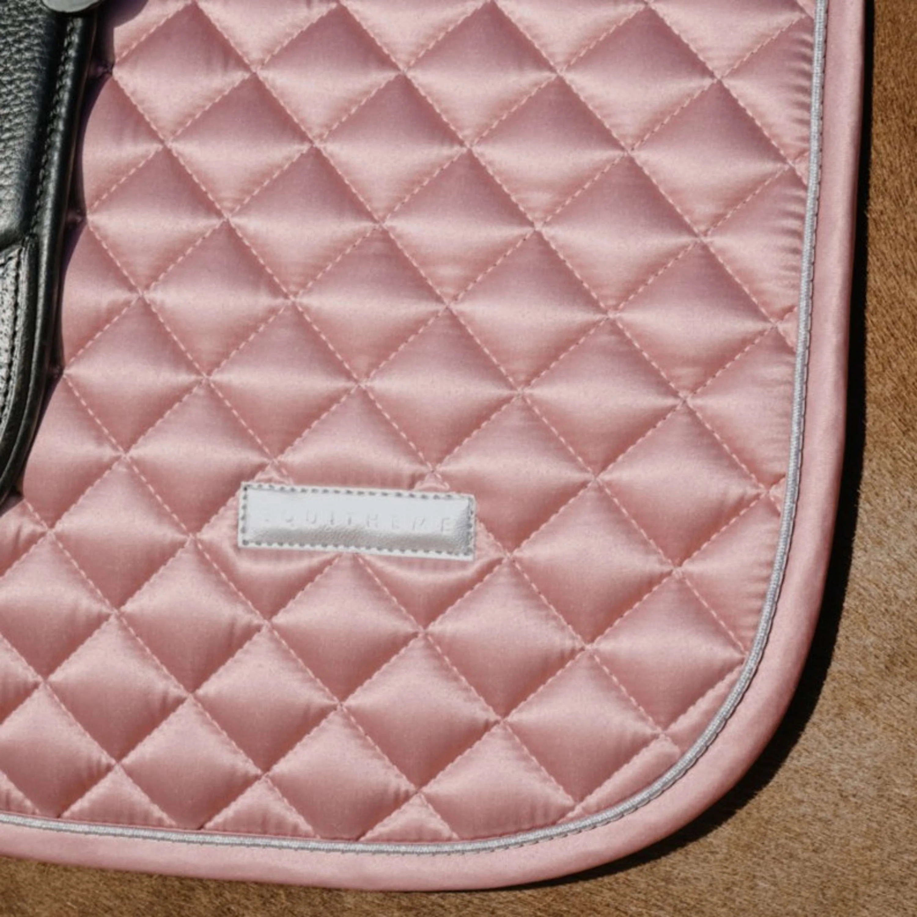 EQUITHÈME Tapis de Selle Nacre Dressage Rose - Image 4