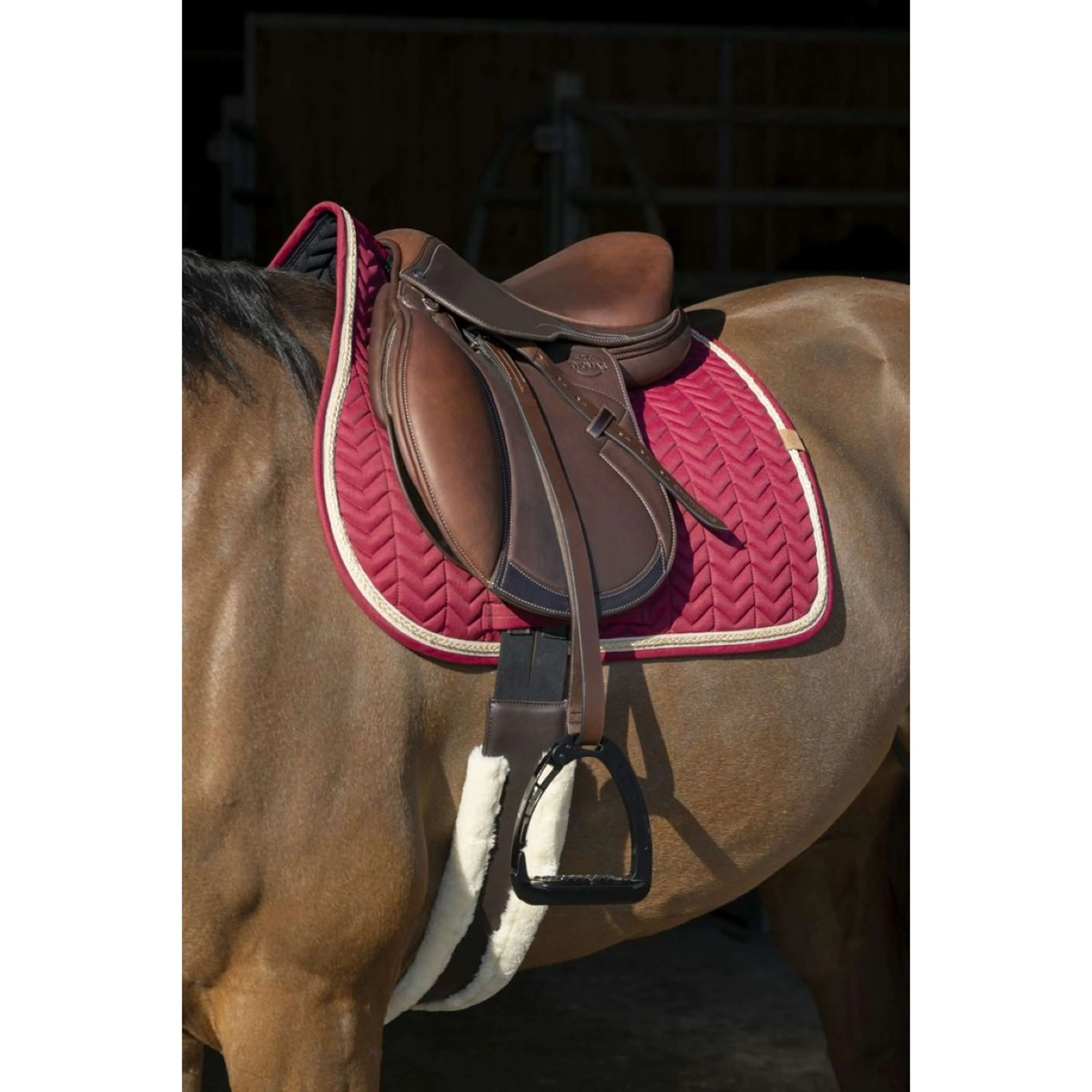 EQUITHÈME Tapis de Selle Softy Jumping Bordeaux - Image 2