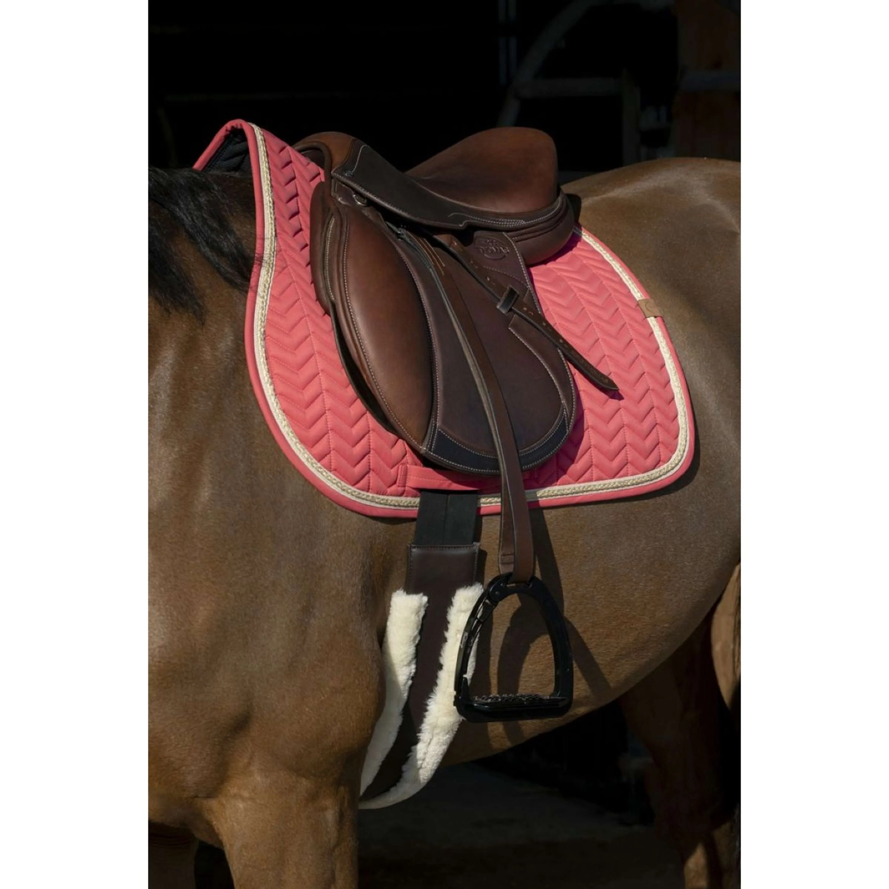EQUITHÈME Tapis de Selle Softy Jumping Framboise - Image 2