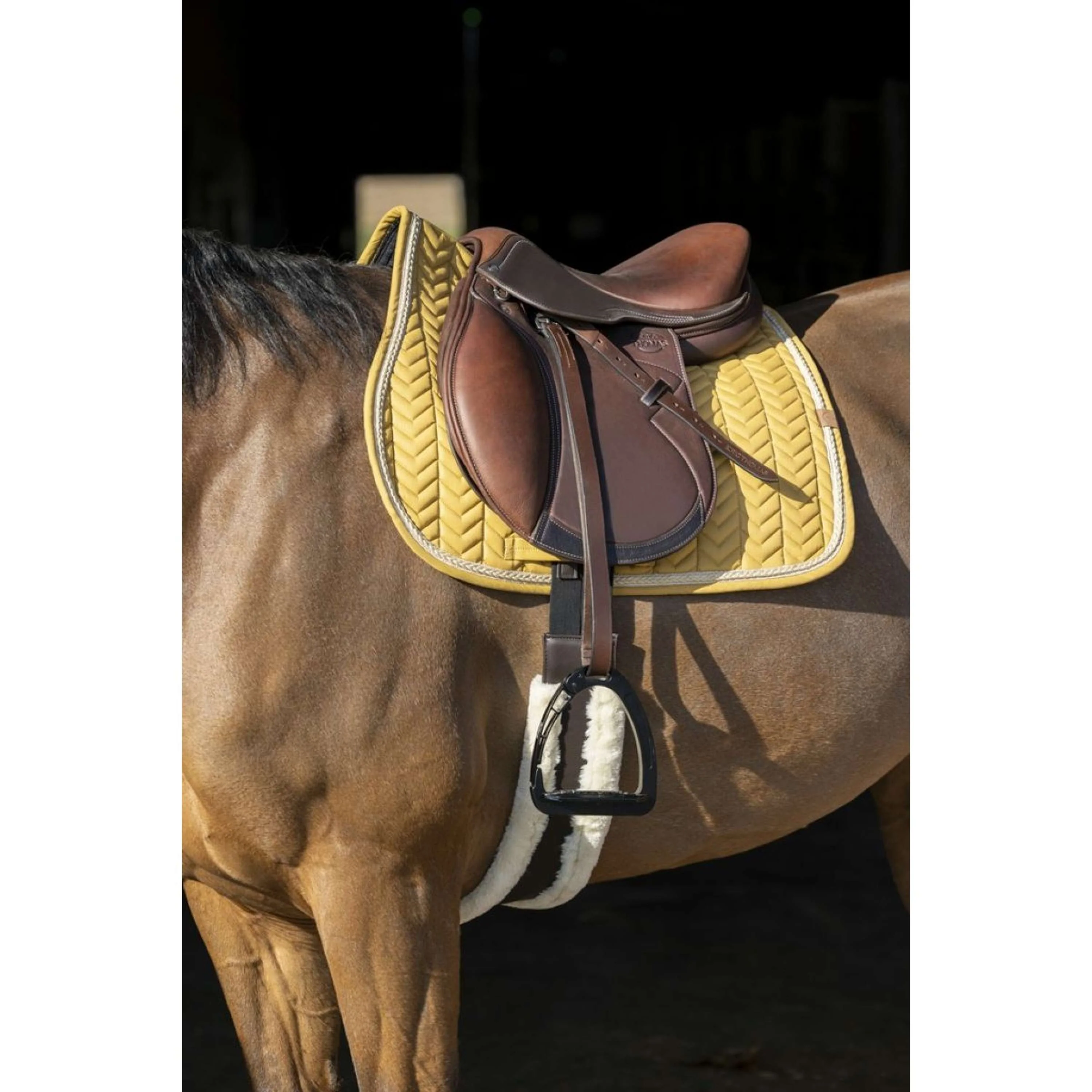 EQUITHÈME Tapis de Selle Softy Jumping Moutarde - Image 2