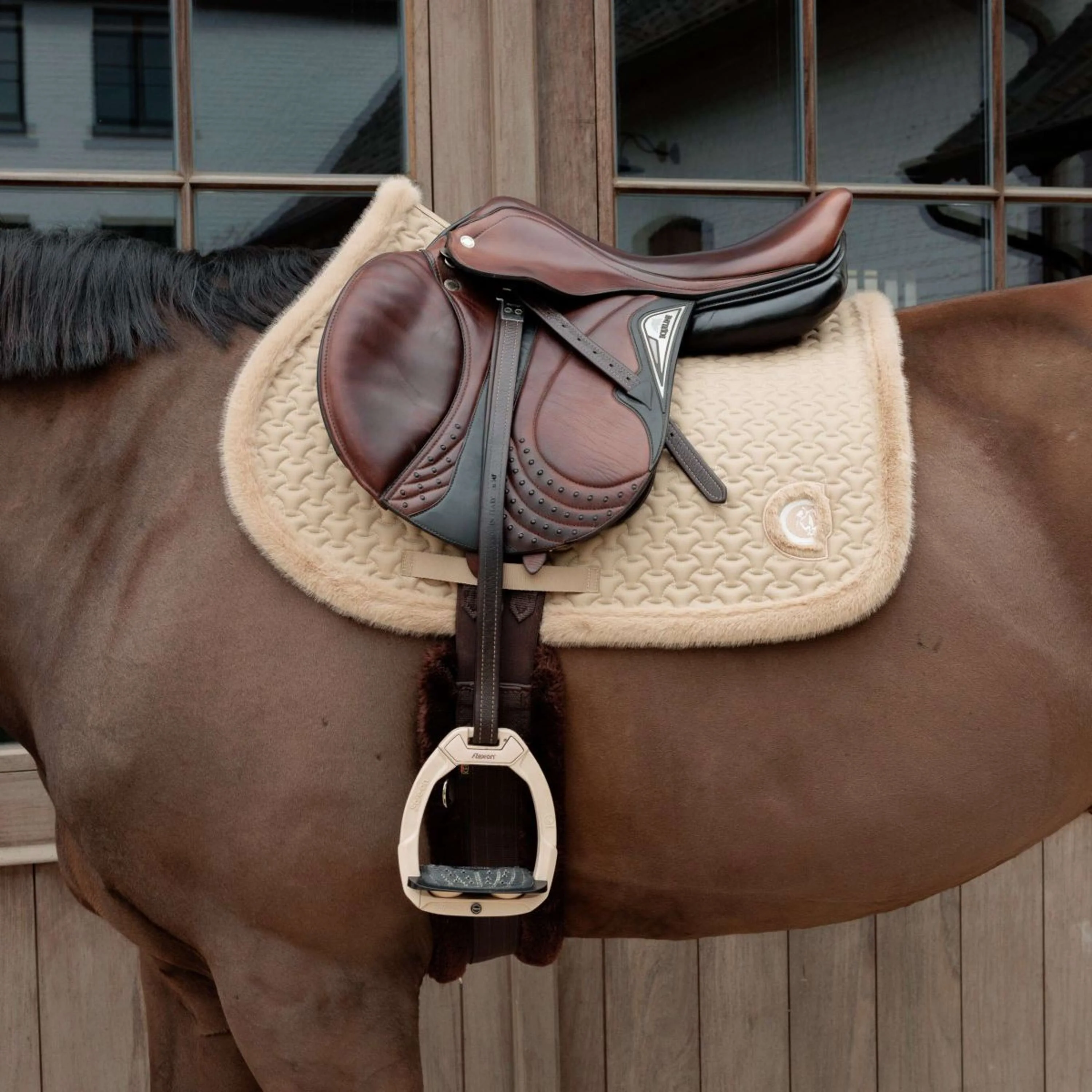 Kentucky Horsewear Tapis de Selle Fake Fur Onion Quilt de Saut Beige - Image 2