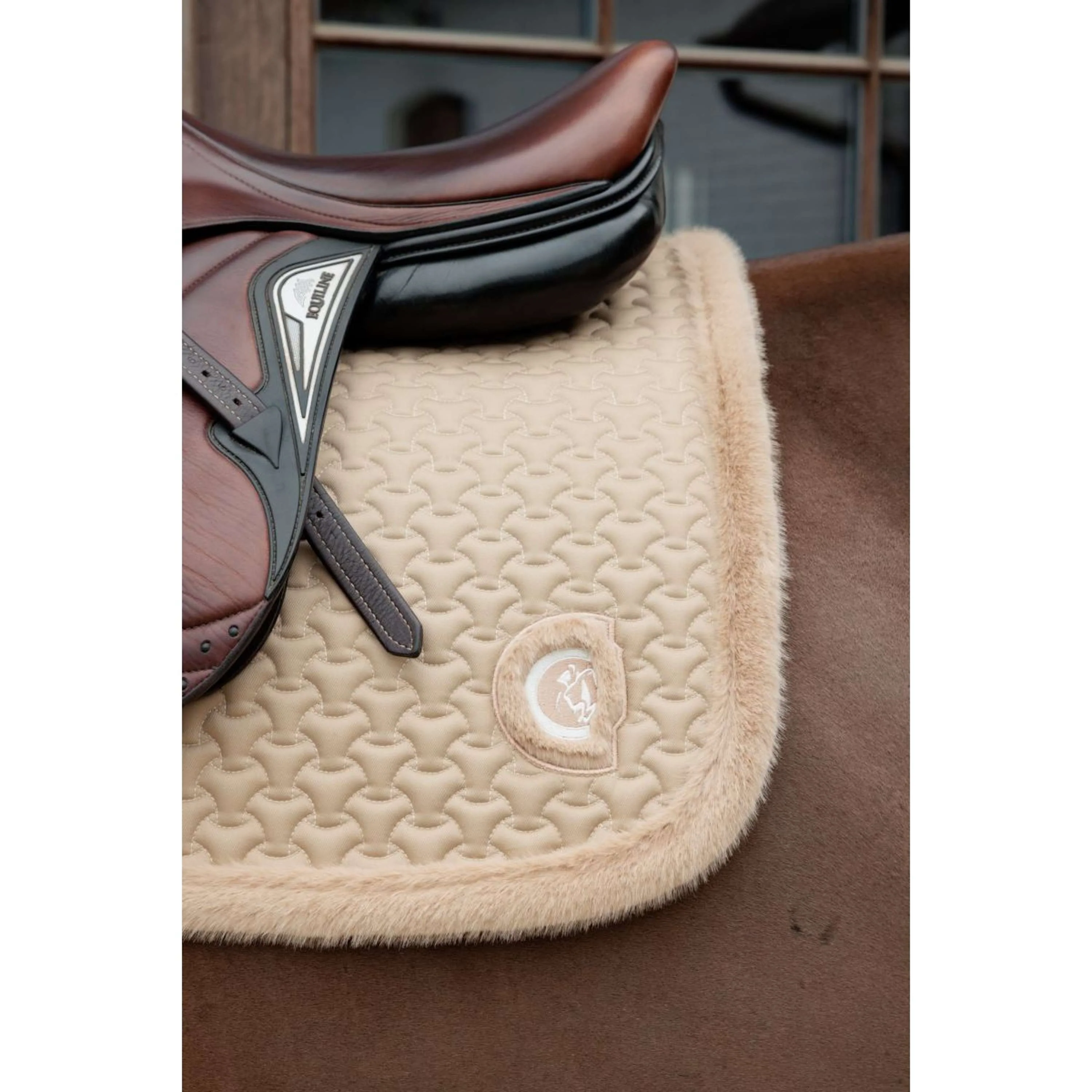 Kentucky Horsewear Tapis de Selle Fake Fur Onion Quilt de Saut Beige - Image 3