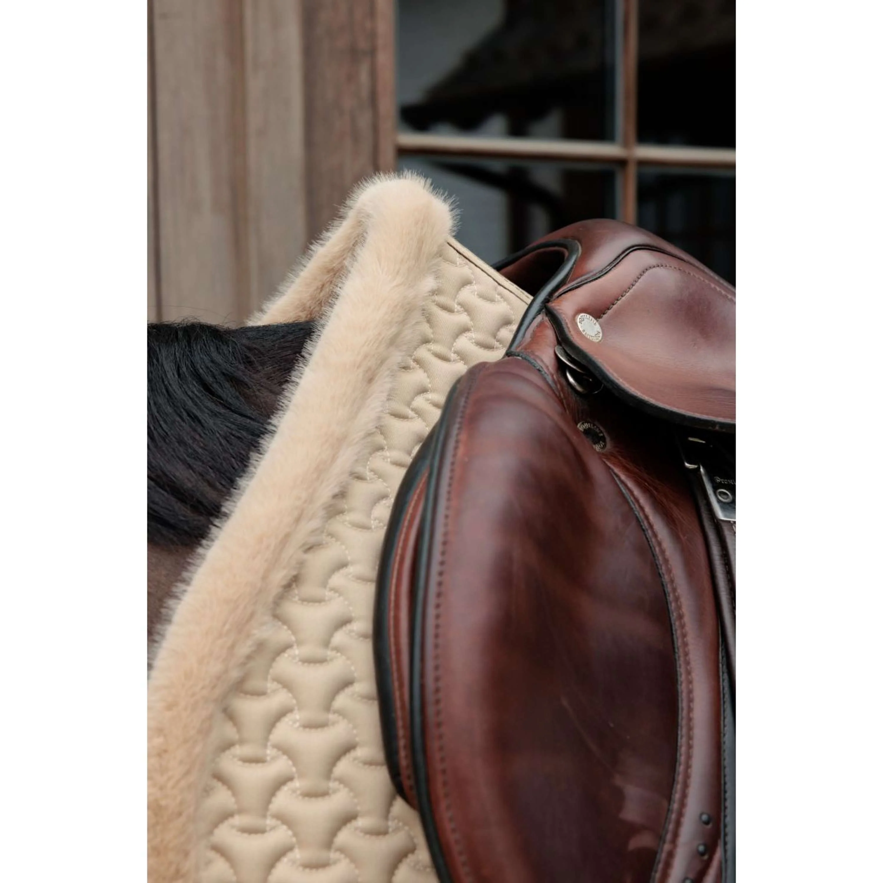 Kentucky Horsewear Tapis de Selle Fake Fur Onion Quilt de Saut Beige - Image 4