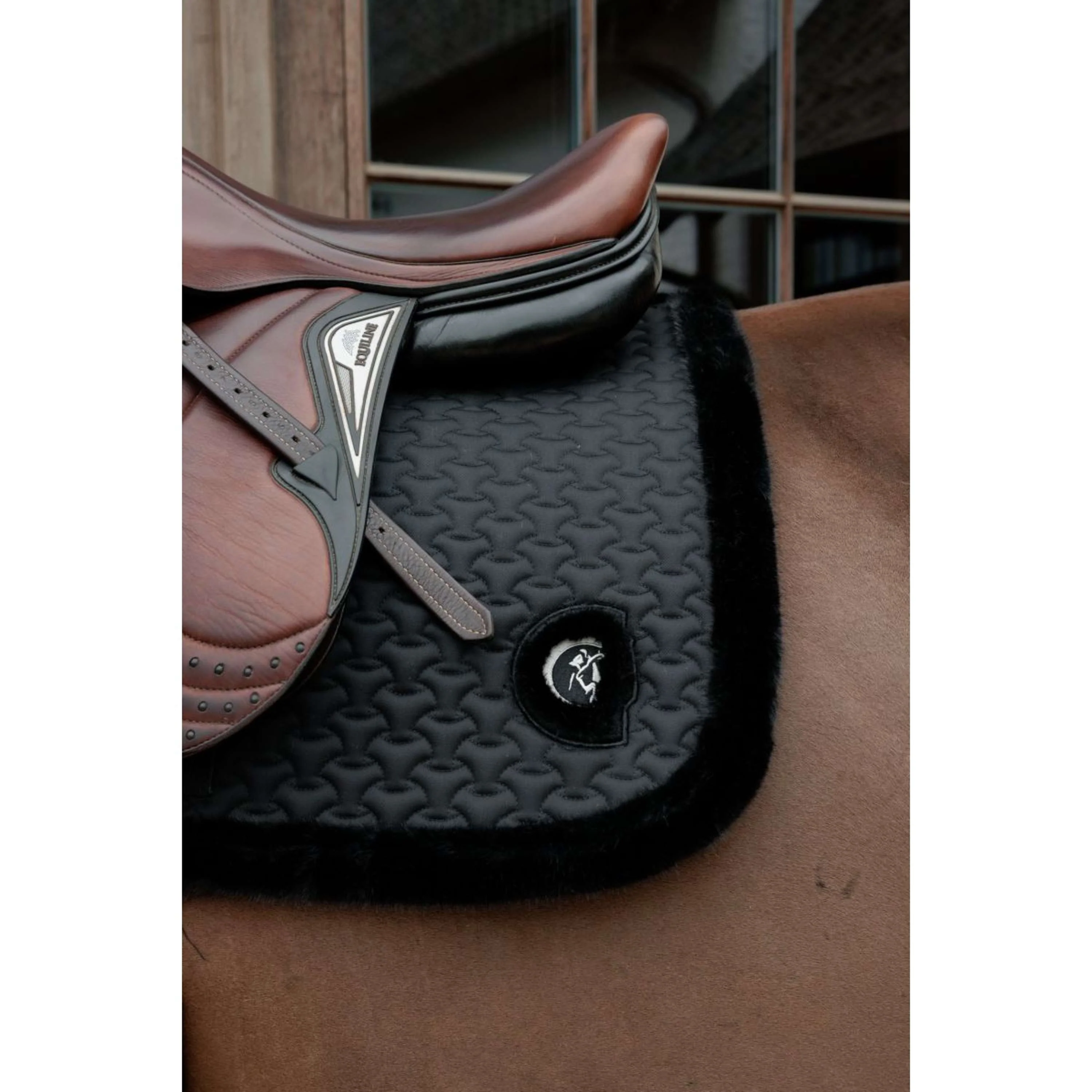 Kentucky Horsewear Tapis de Selle Fake Fur Onion Quilt de Saut Noir - Image 3