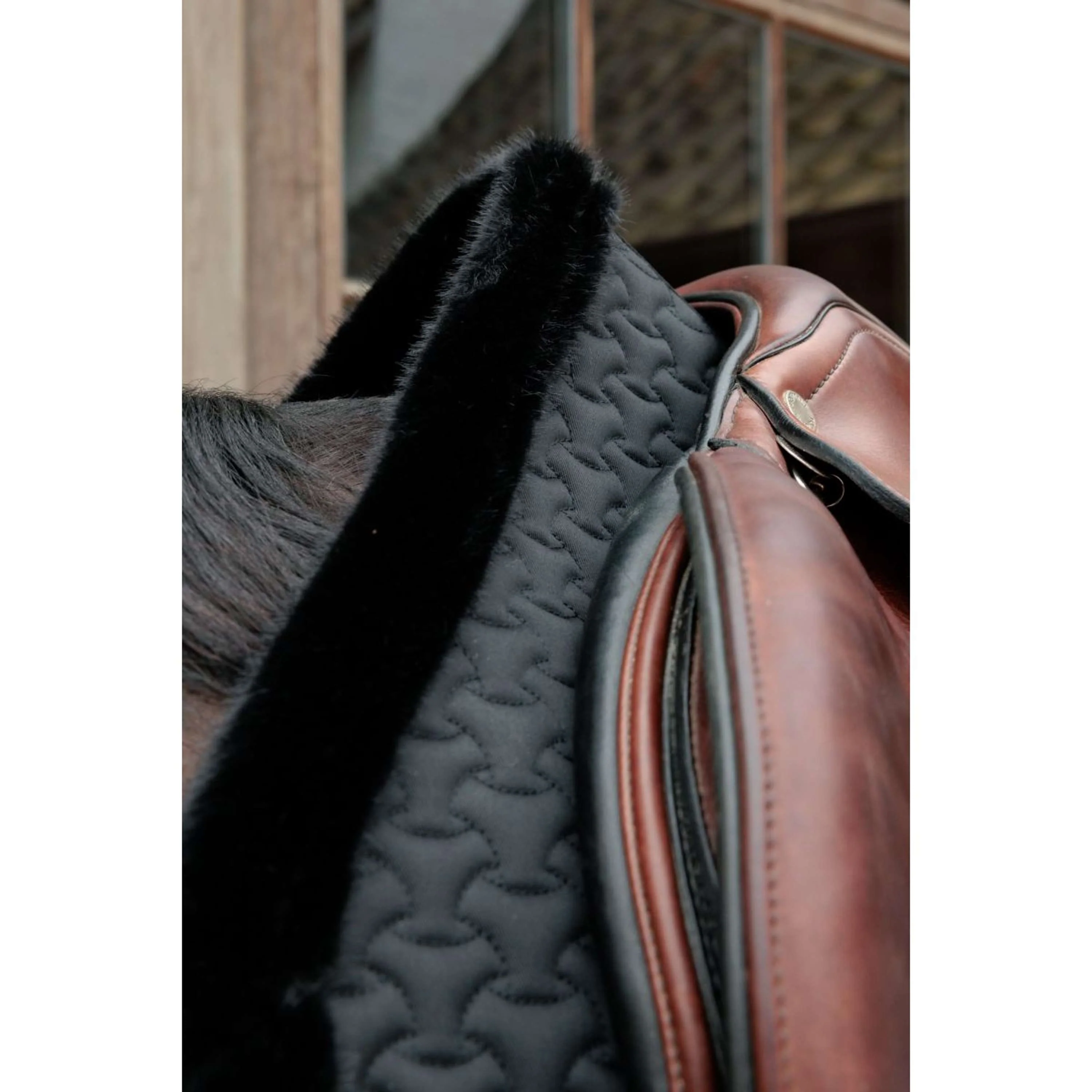 Kentucky Horsewear Tapis de Selle Fake Fur Onion Quilt de Saut Noir - Image 4