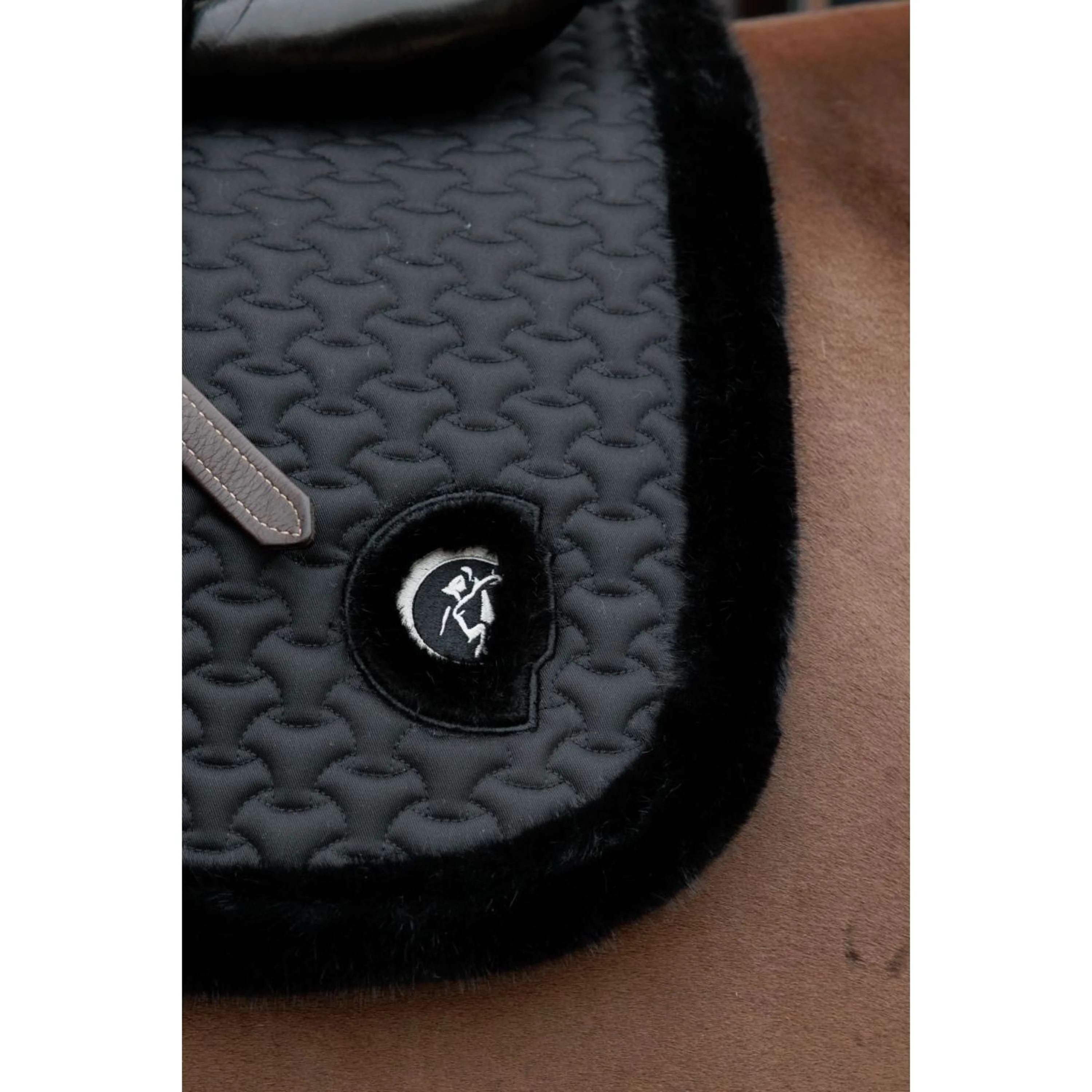 Kentucky Horsewear Tapis de Selle Fake Fur Onion Quilt de Saut Noir - Image 5