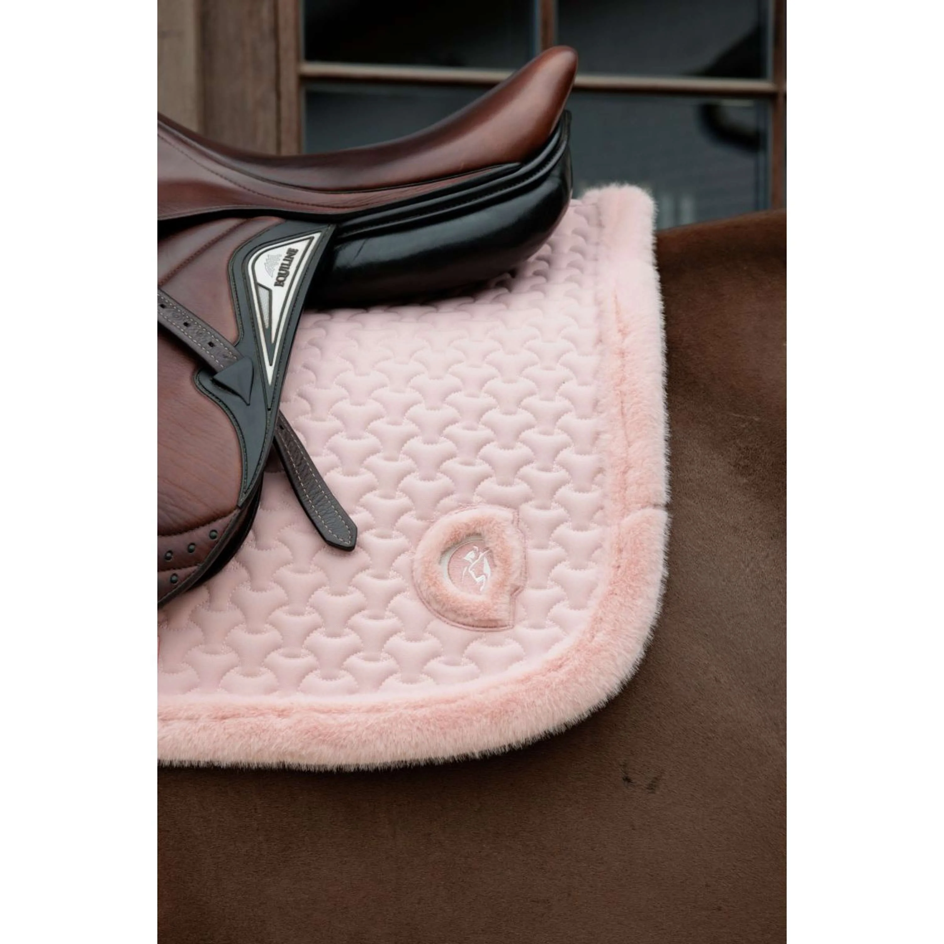 Kentucky Horsewear Tapis de Selle Fake Fur Onion Quilt de Saut Rose Vieux - Image 4