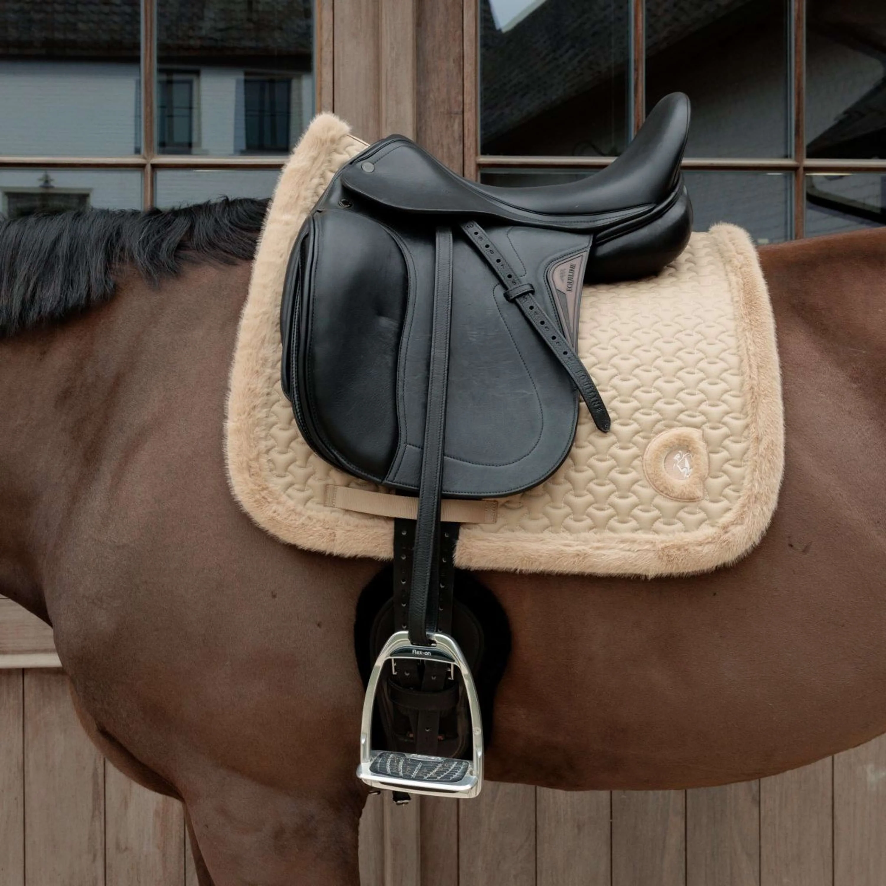 Kentucky Horsewear Tapis de Selle Fake Fur Onion Quilt Dressage Beige - Image 2