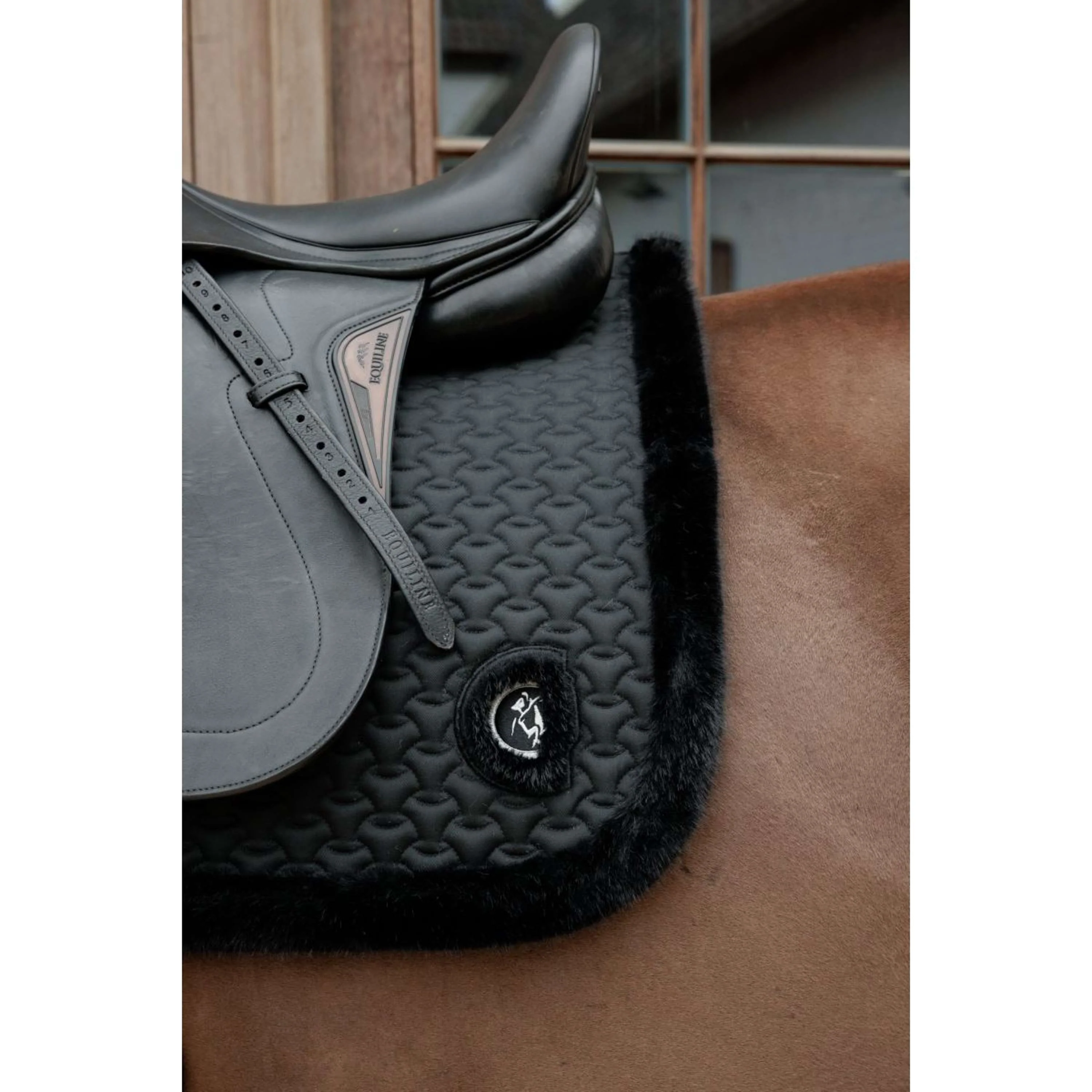 Kentucky Horsewear Tapis de Selle Fake Fur Onion Quilt Dressage Noir - Image 3