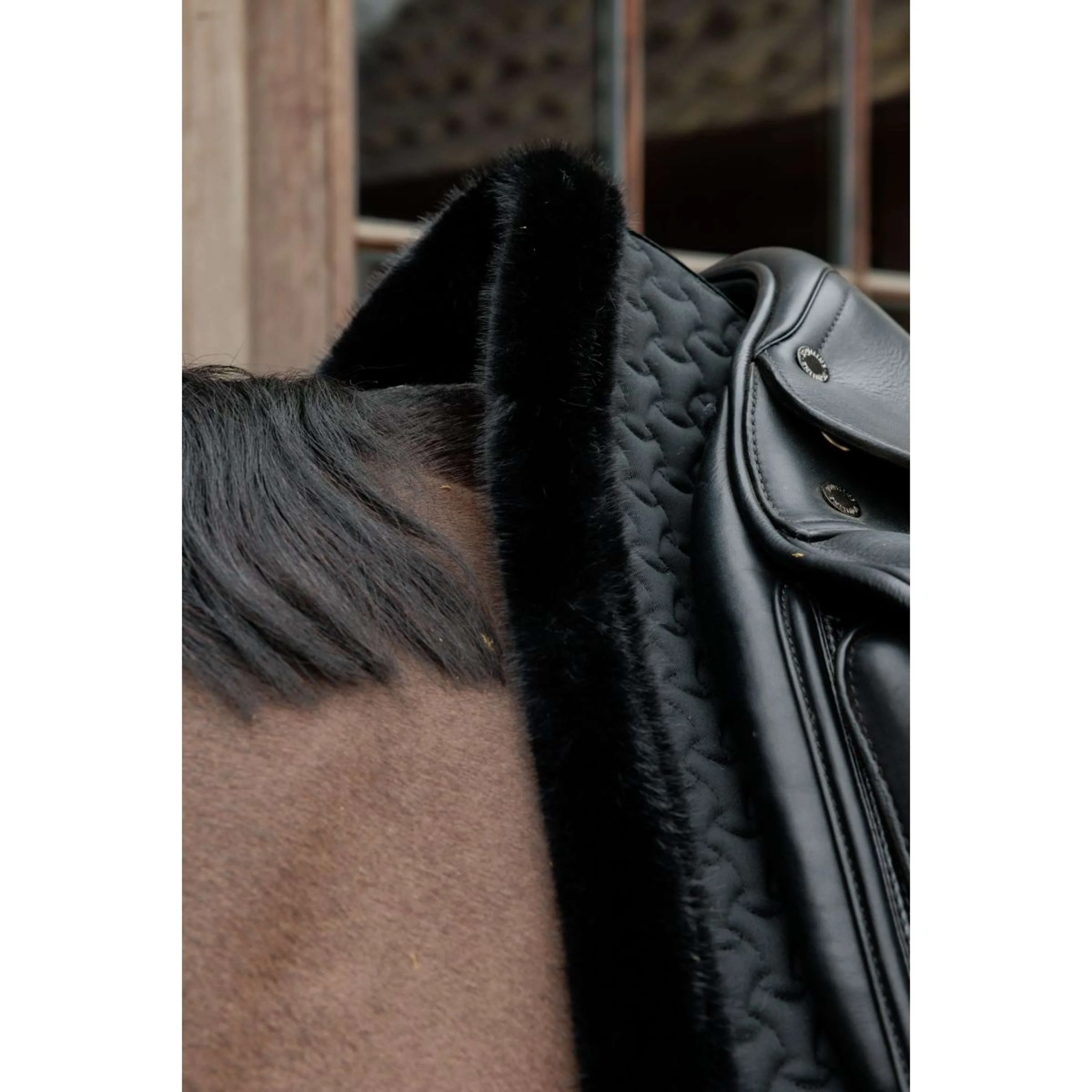 Kentucky Horsewear Tapis de Selle Fake Fur Onion Quilt Dressage Noir - Image 4