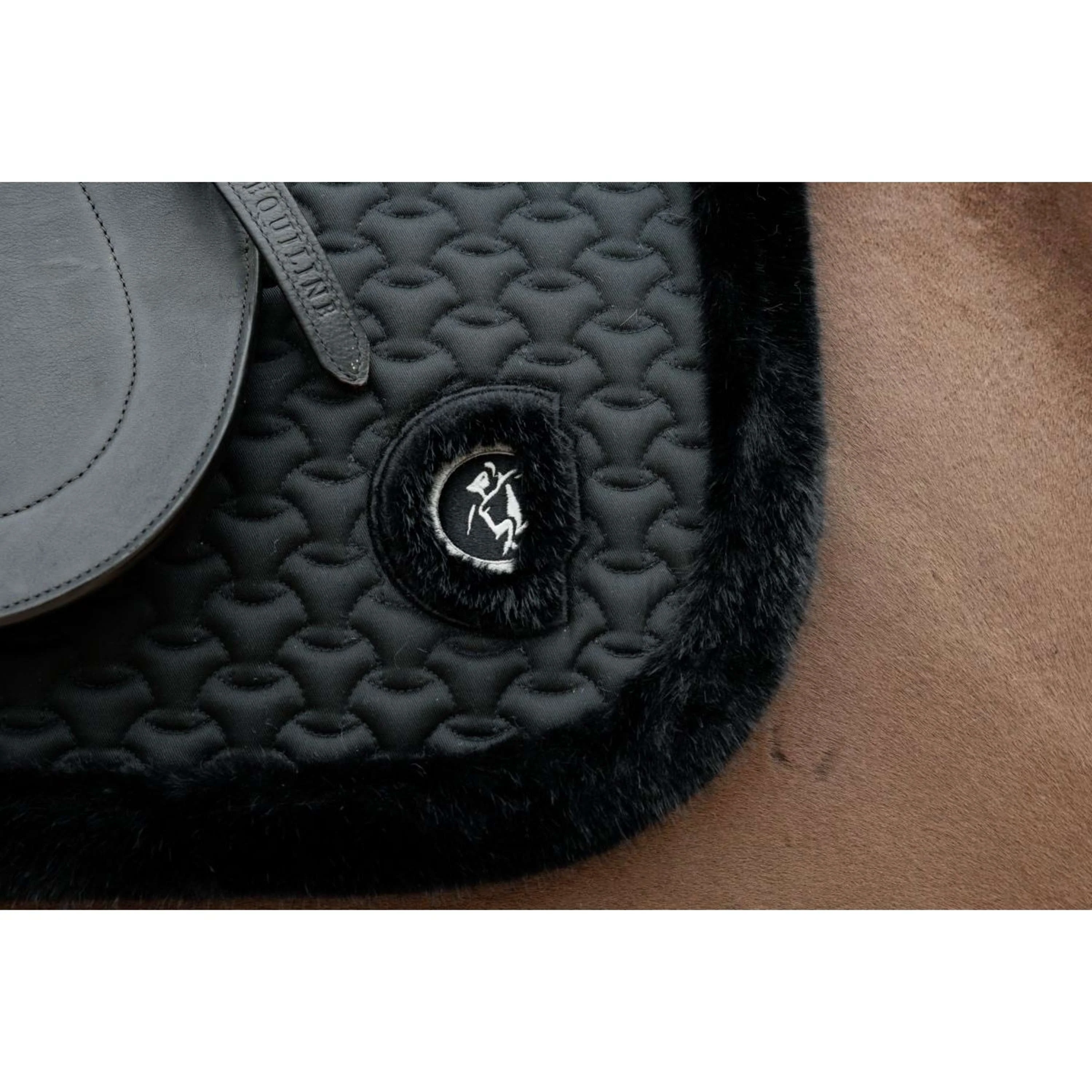 Kentucky Horsewear Tapis de Selle Fake Fur Onion Quilt Dressage Noir - Image 5