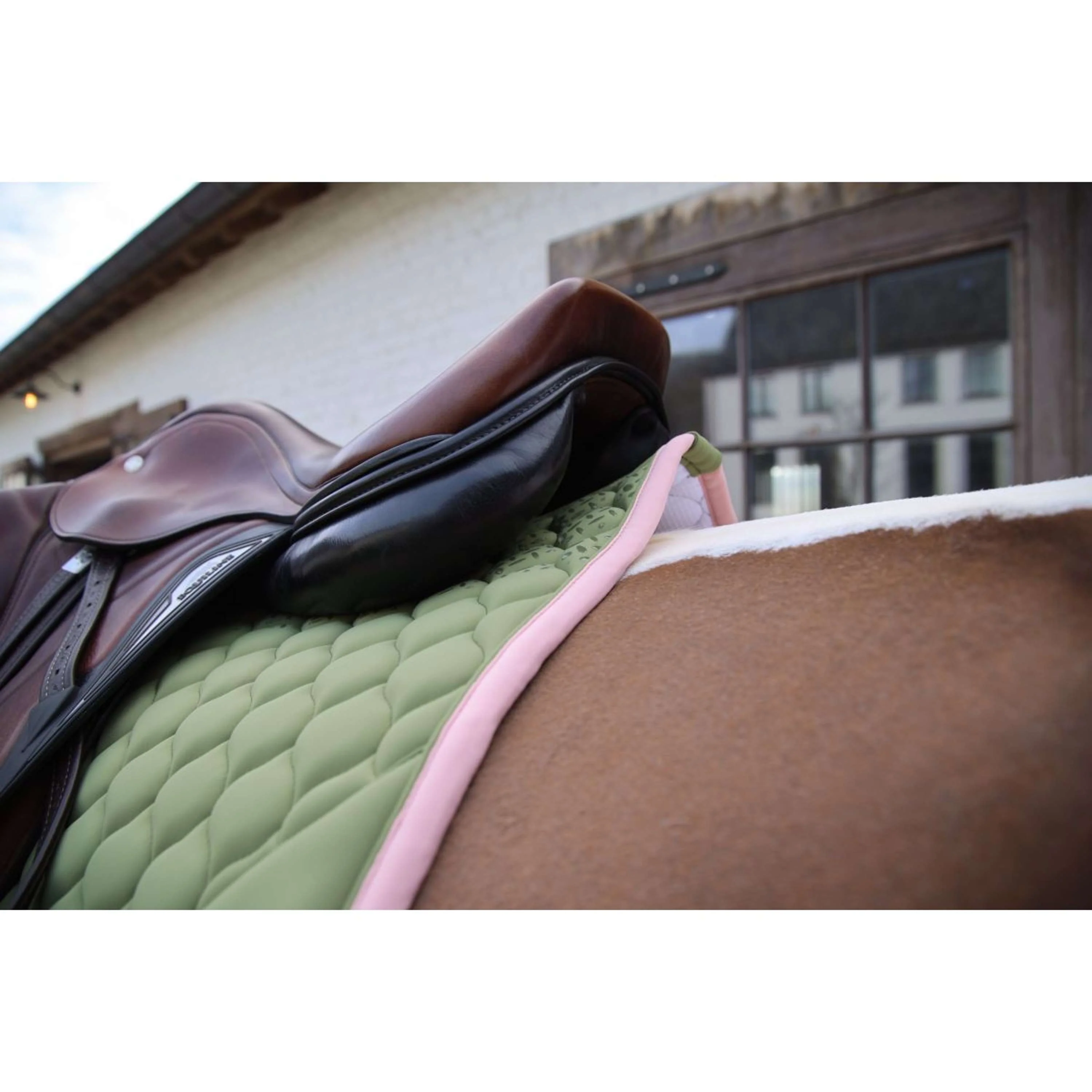 Kentucky Horsewear Tapis de Selle Softshell Onion Quilt de Saut Kaki/Vieux Rose - Image 3