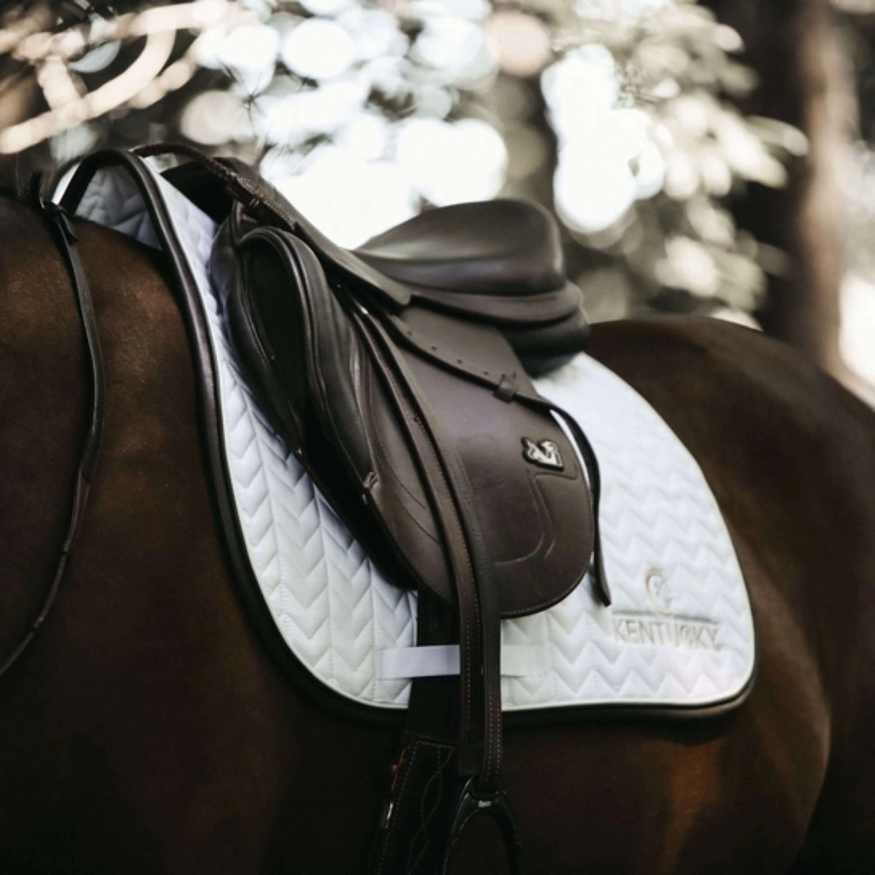 Kentucky Tapis de Selle De Saut Fishbone Leather Blanc - Image 2