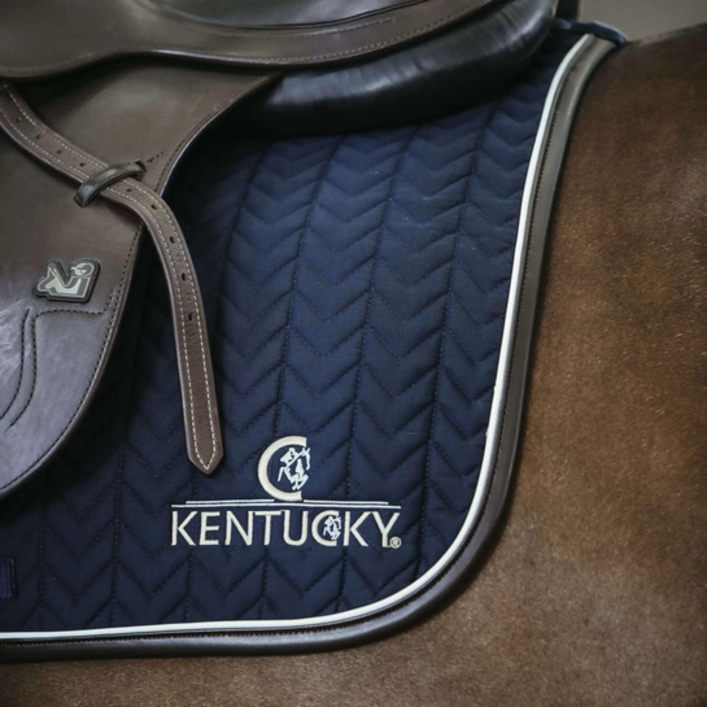 Kentucky Tapis de Selle De Saut Fishbone Leather Marin - Image 3
