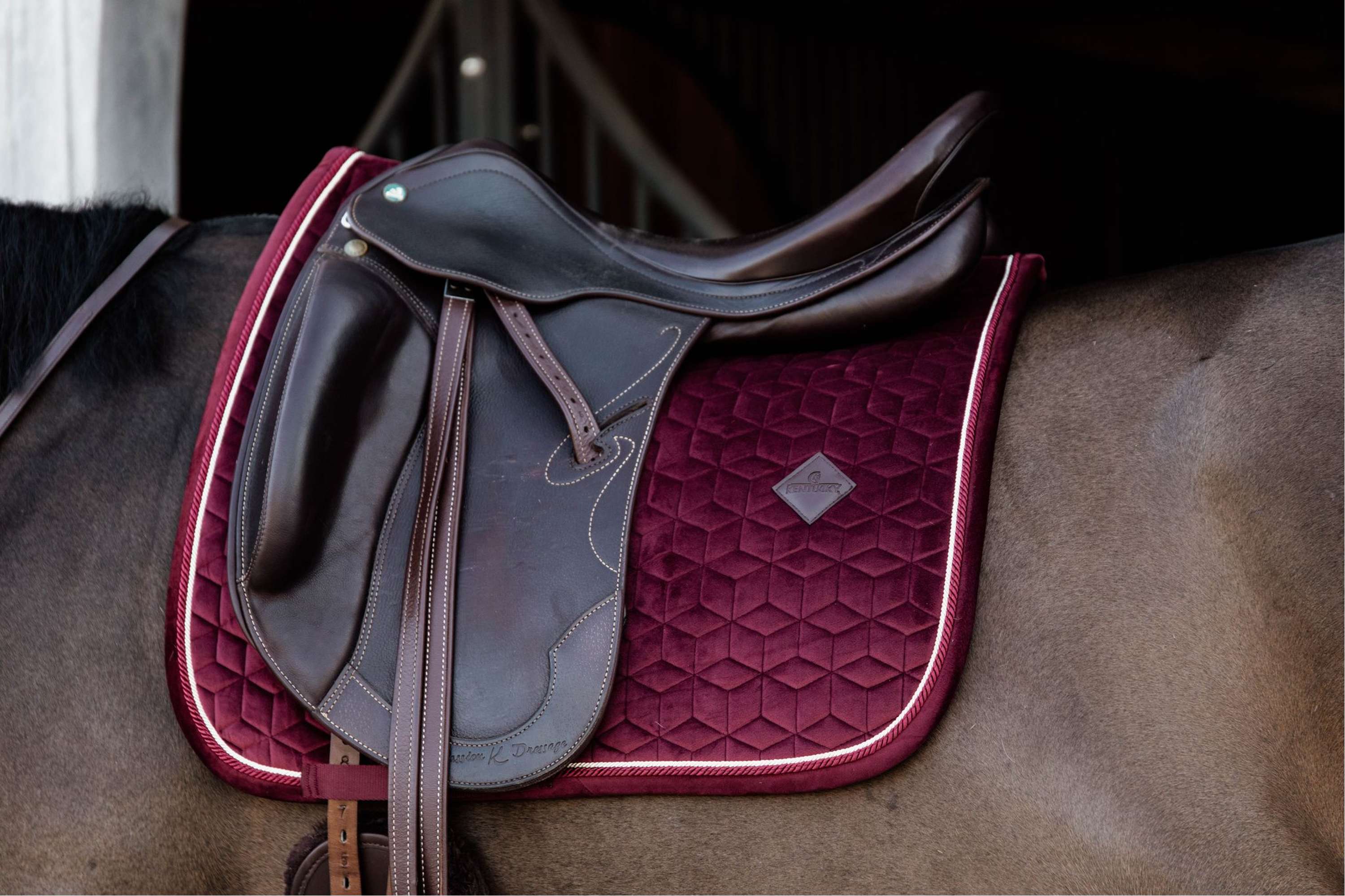 Kentucky Tapis de Selle Velvet Dressage Bordeaux - Image 2