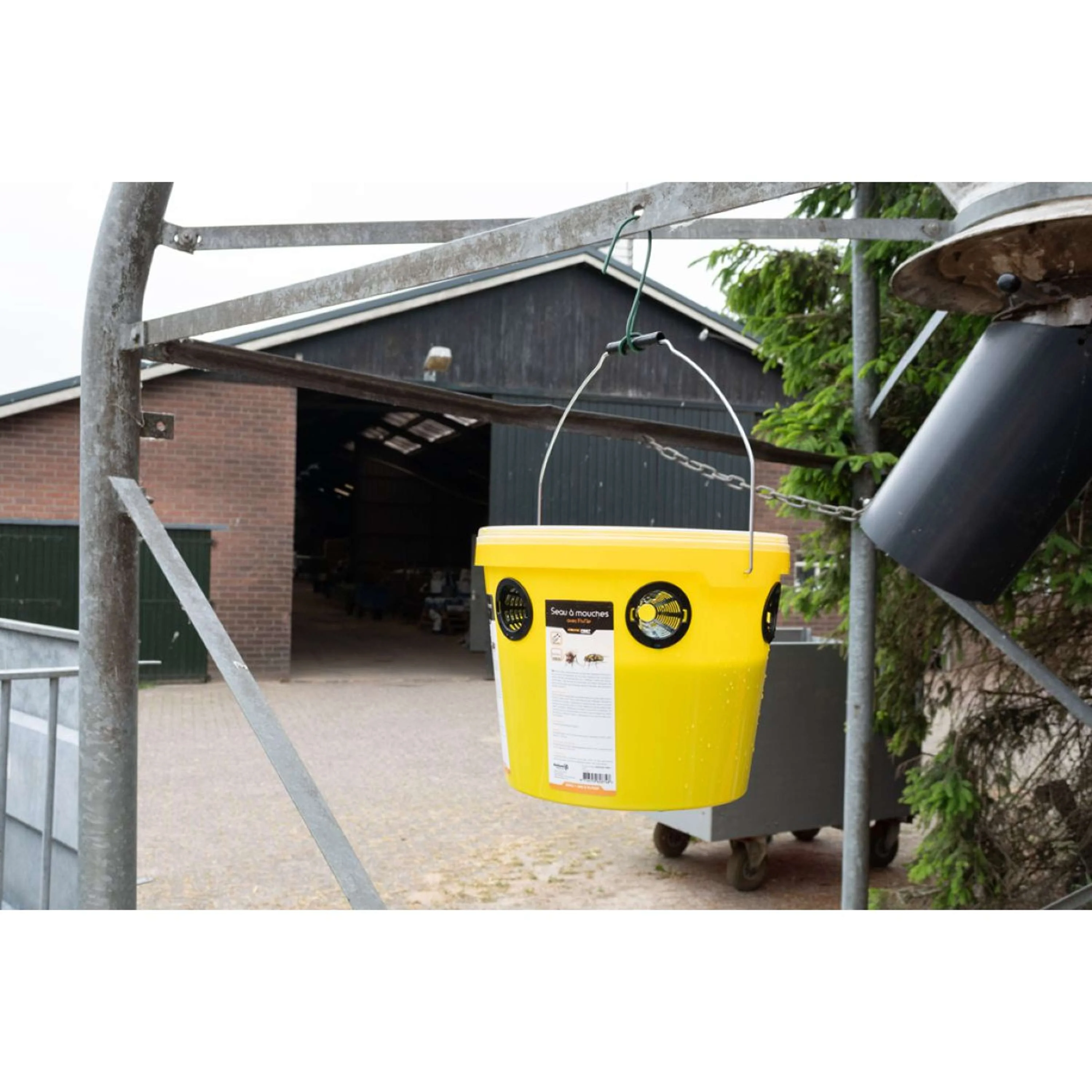 Knock Pest FlyBucket FlyNip Incl. 240g treat - Image 2