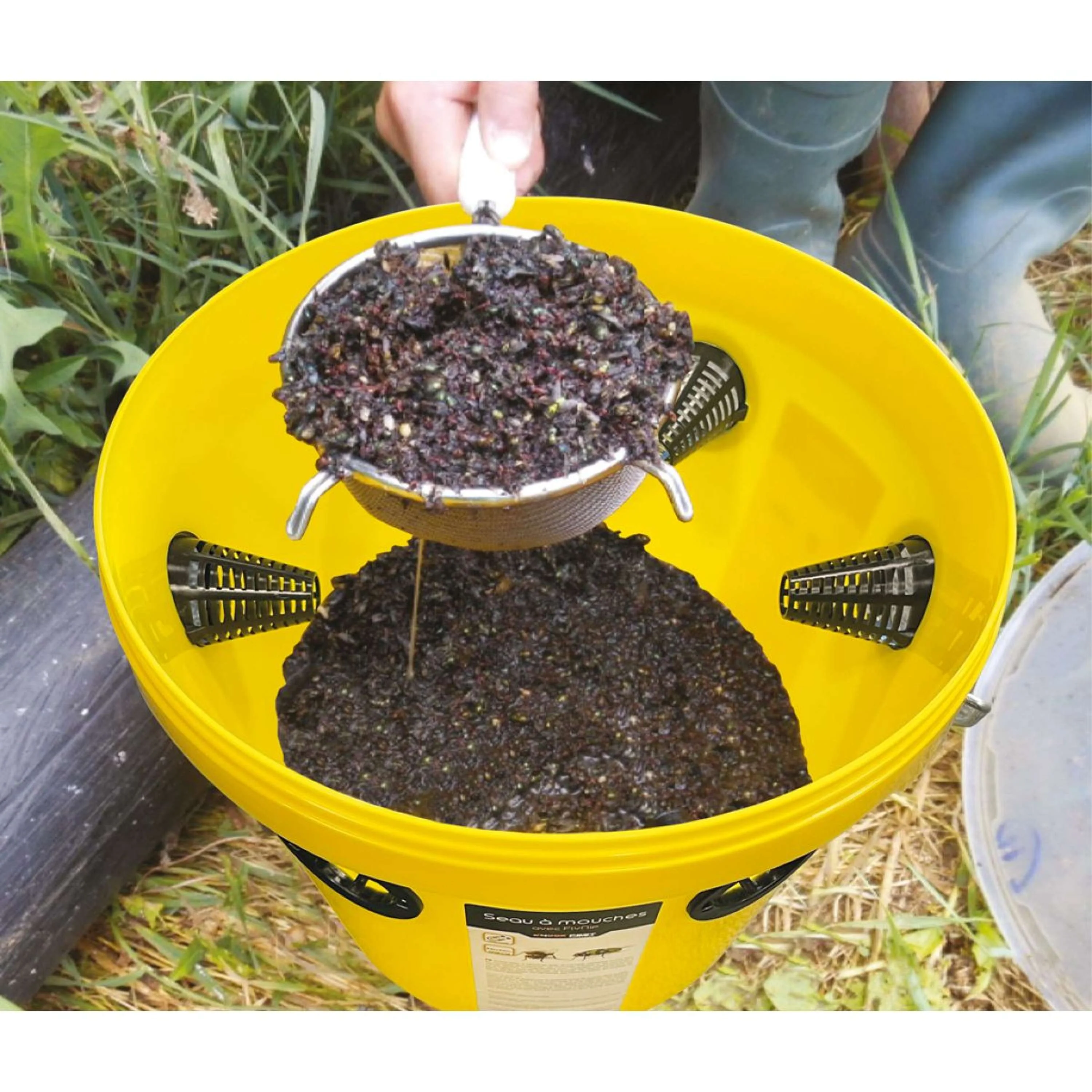 Knock Pest FlyBucket FlyNip Incl. 240g treat - Image 3