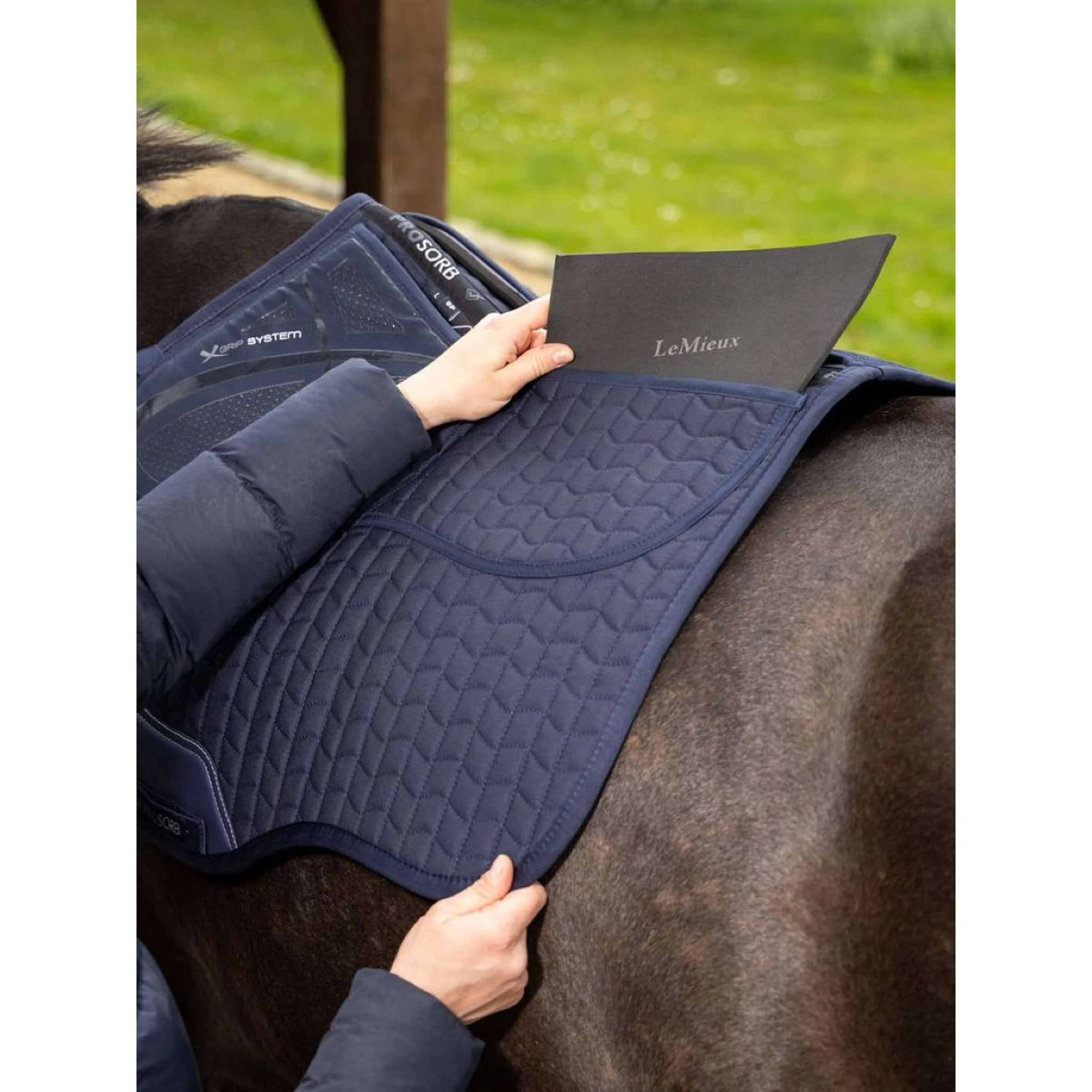LeMieux Tapis de Selle Prosorb Plain 2 Pocket Polyvalent Marin - Image 2