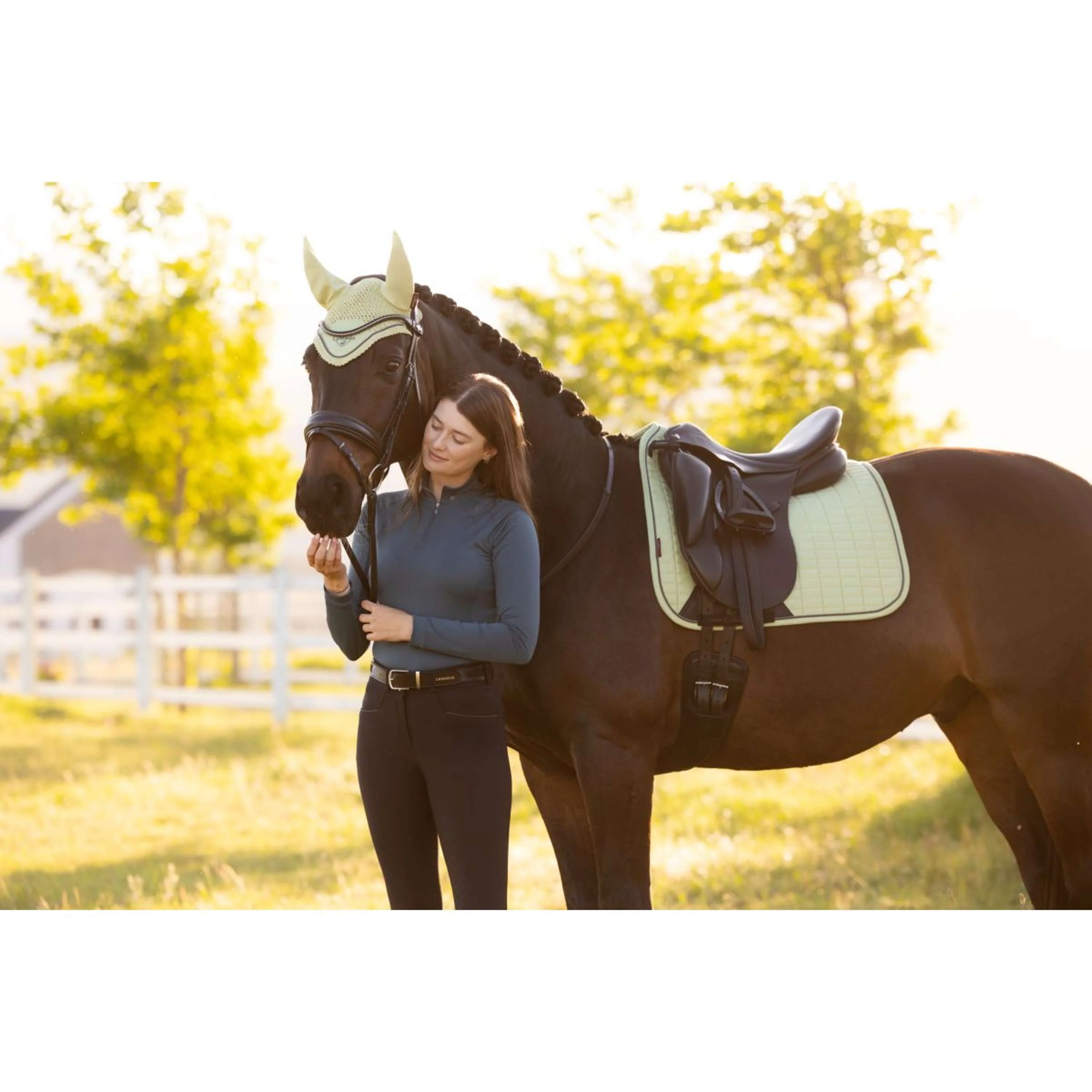 LeMieux Tapis de Selle Suede Square Dressage Macaron - Image 4