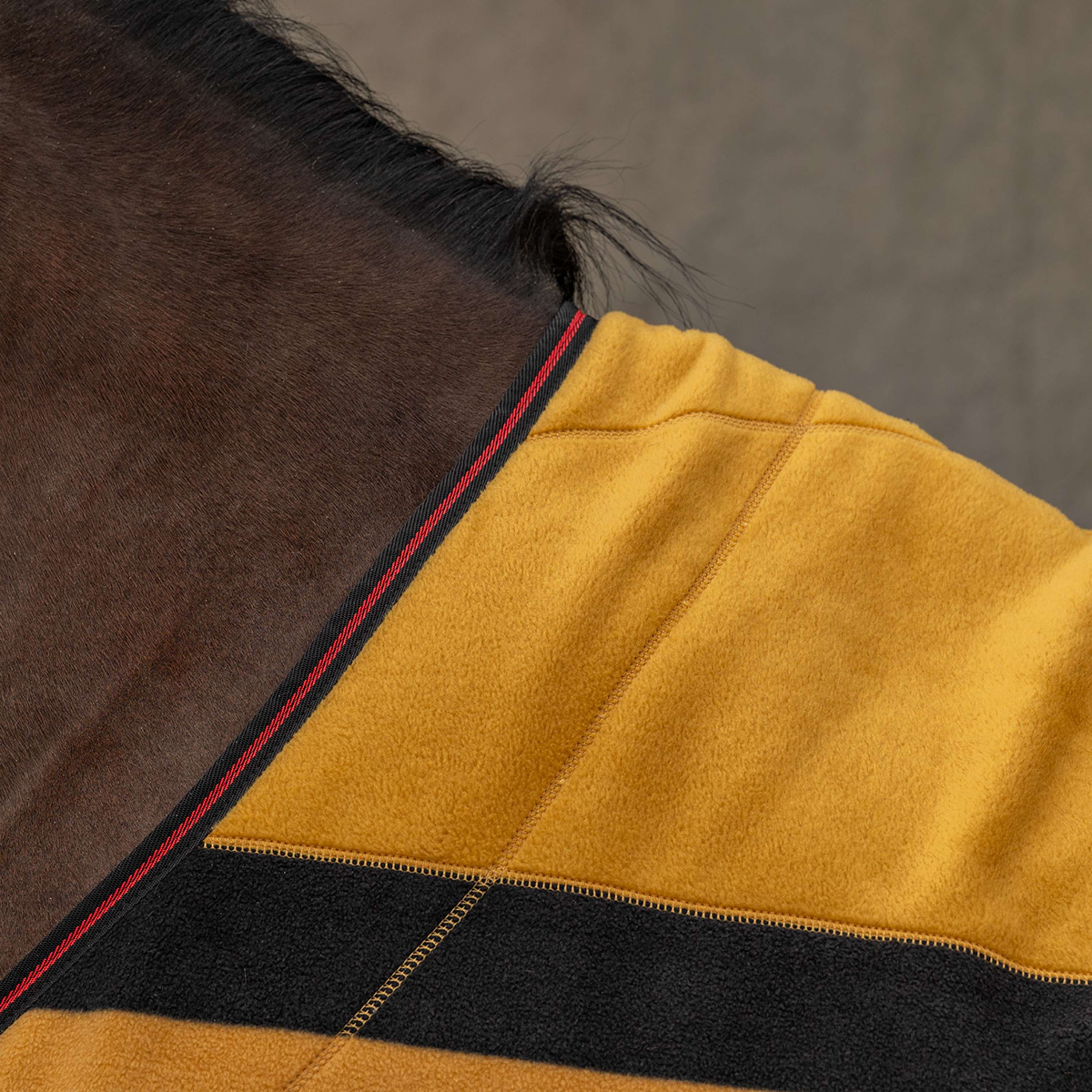 Velder Horsewear Deluxe Fleece Cooler Rug Noir/Jaune - Image 5